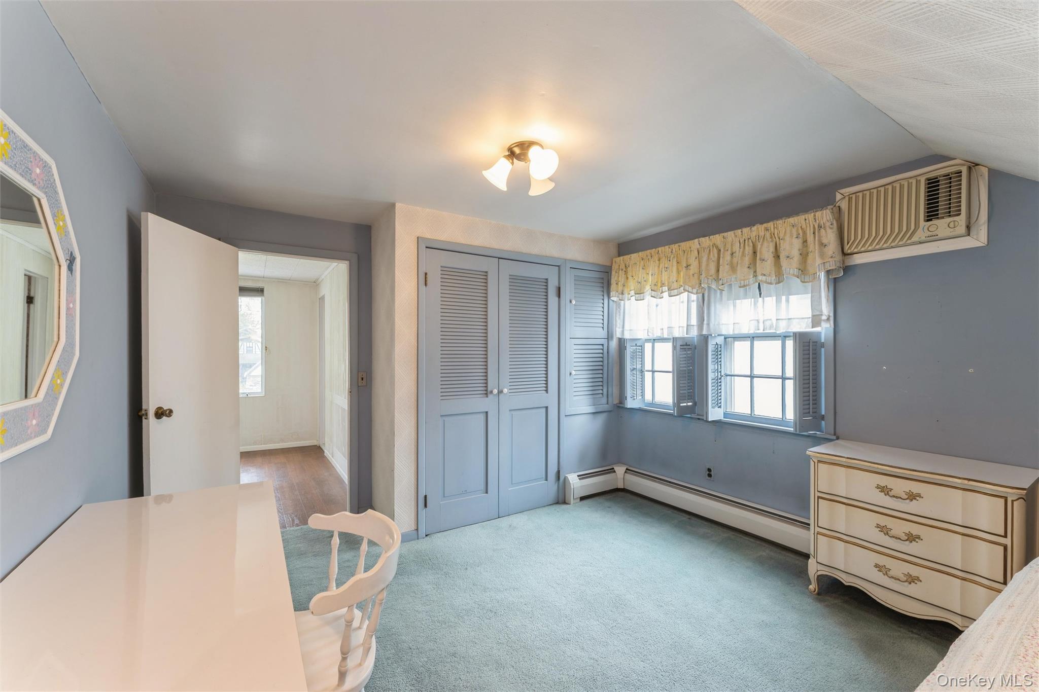 596 Foch Boulevard, Williston Park, NY 11596