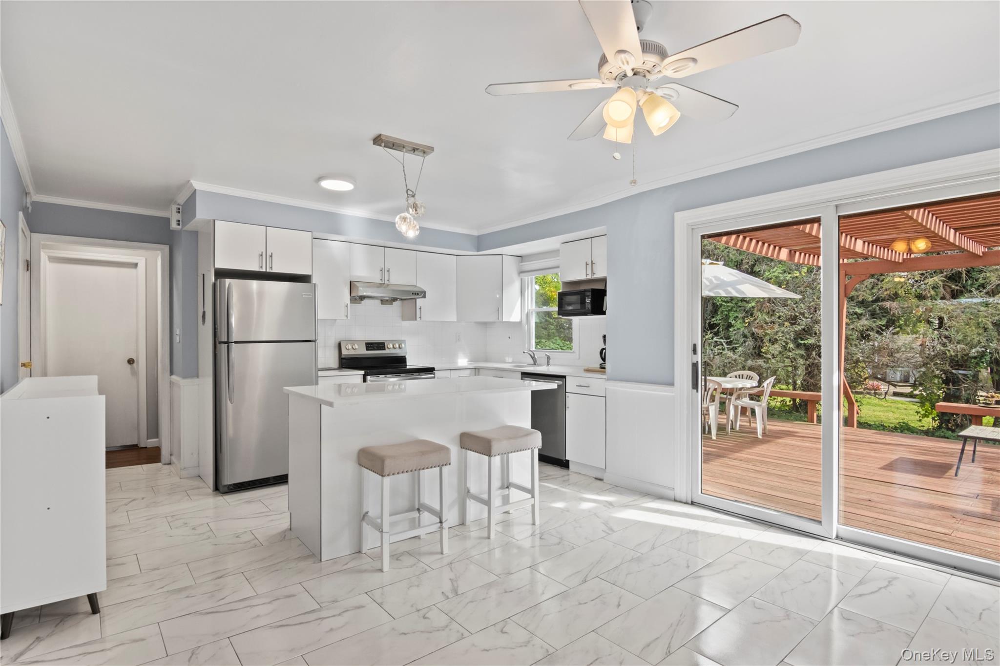 11 Glenwood Road, Glen Head, NY 11545