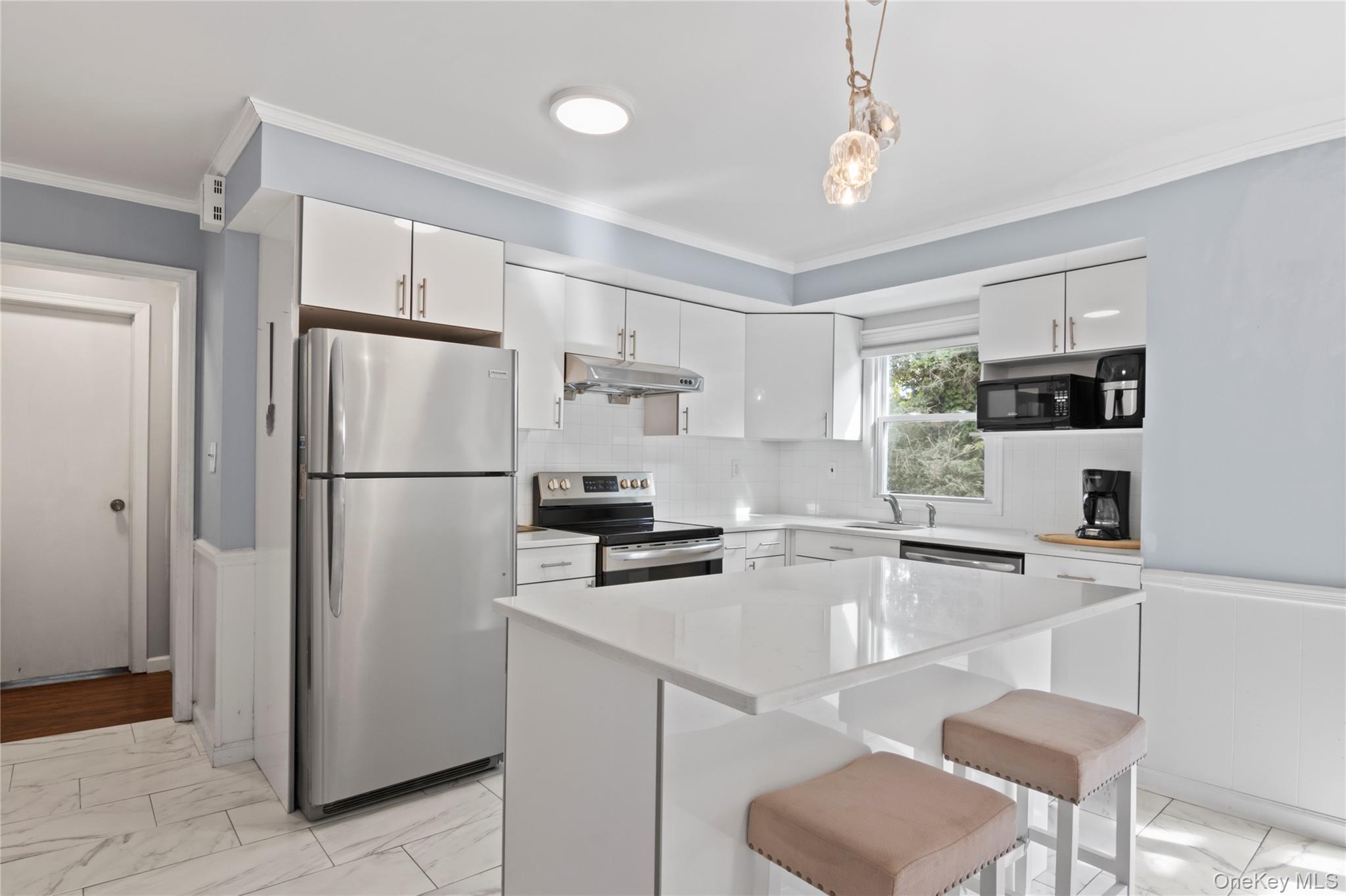 11 Glenwood Road, Glen Head, NY 11545