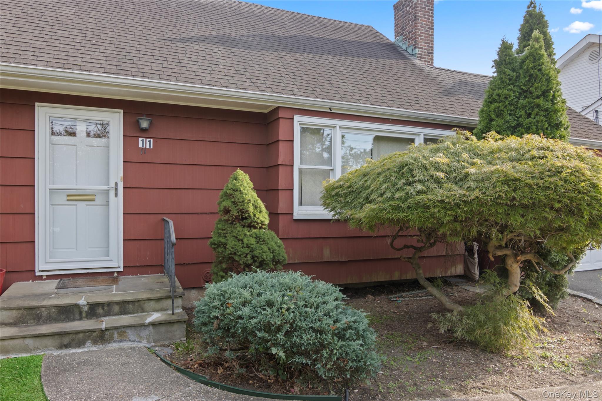 11 Glenwood Road, Glen Head, NY 11545