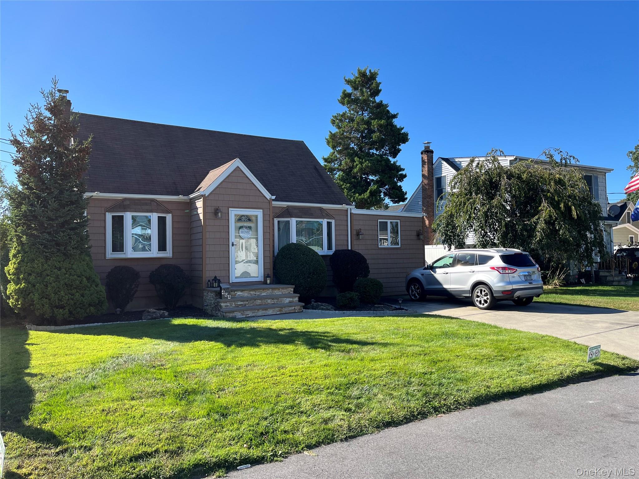 404 Kensington Court, Copiague, NY 11726