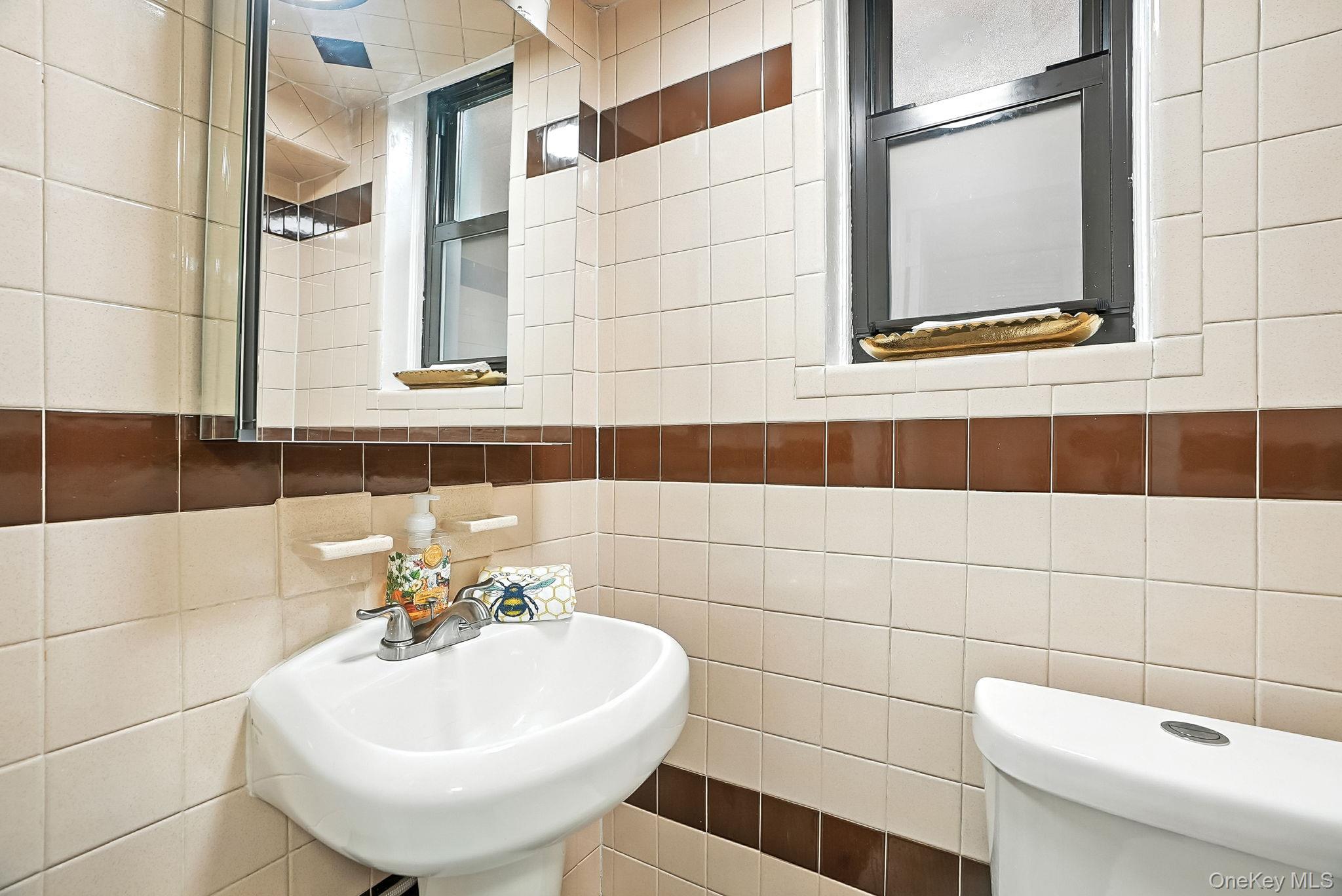 1260 Rhinelander Avenue, Bronx, NY 10461