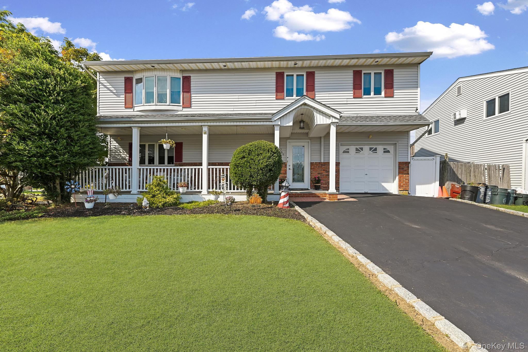 769 Bay Place, Lindenhurst, NY 11757