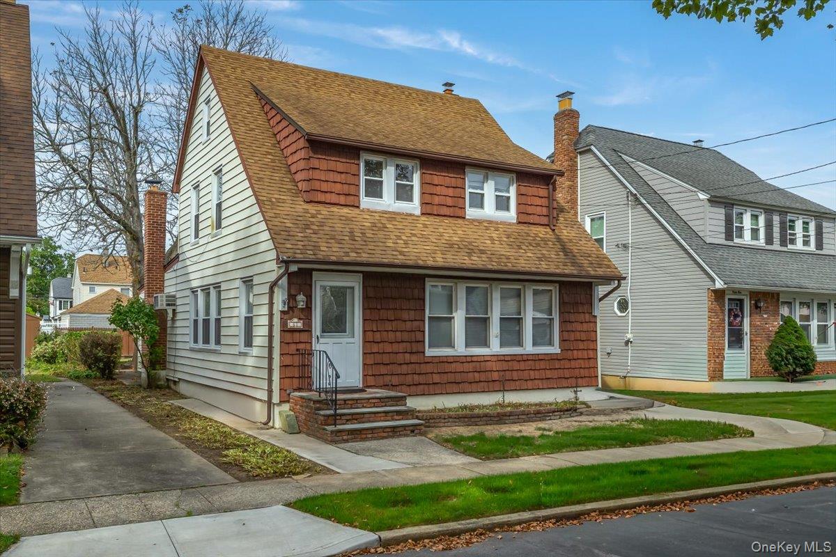 61 Dartmouth Street, Williston Park, NY 11596