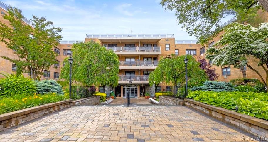 25 Park Place # 3R, Great Neck Plaza, NY 11021