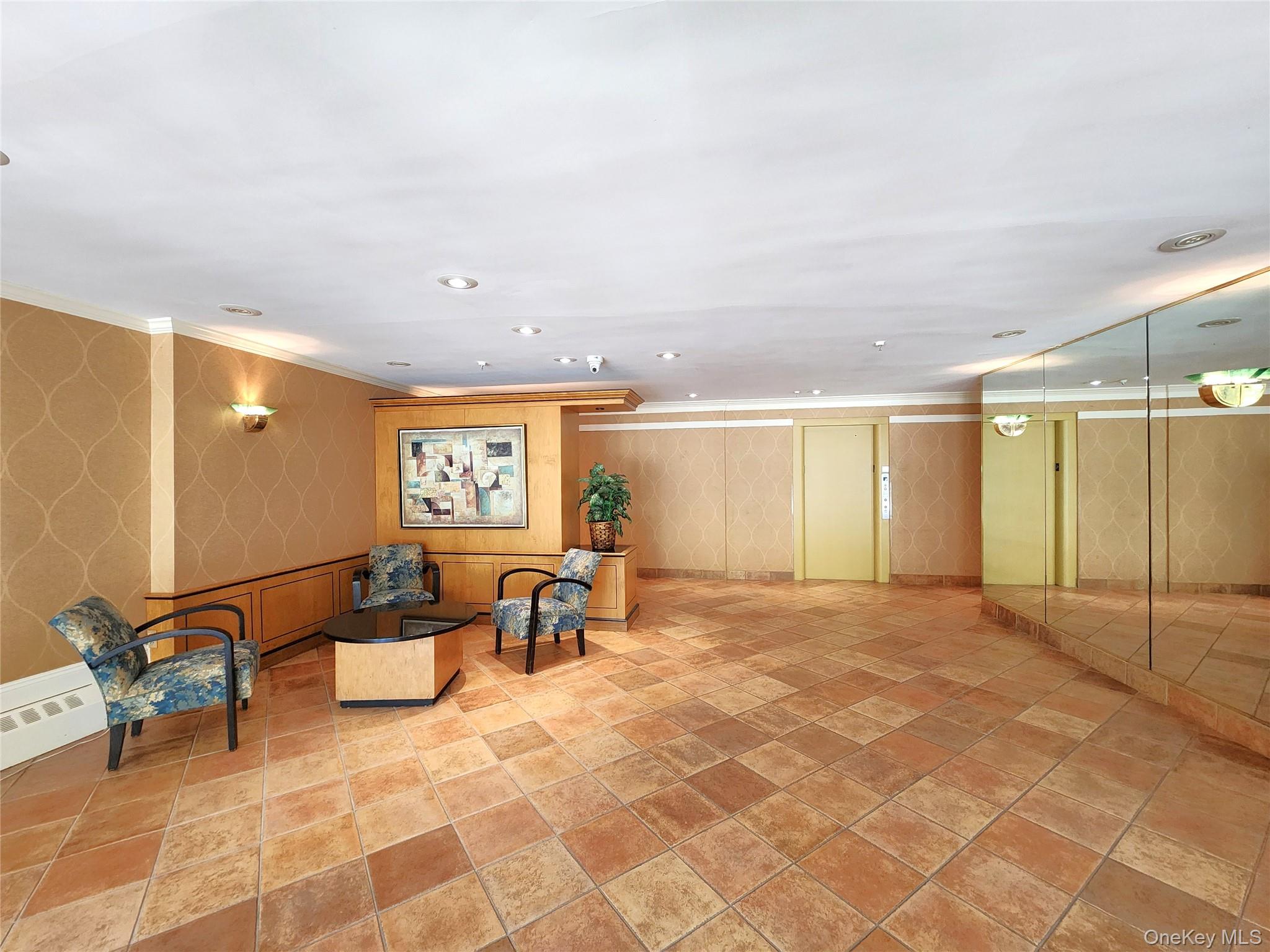 25 Park Place # 3R, Great Neck Plaza, NY 11021