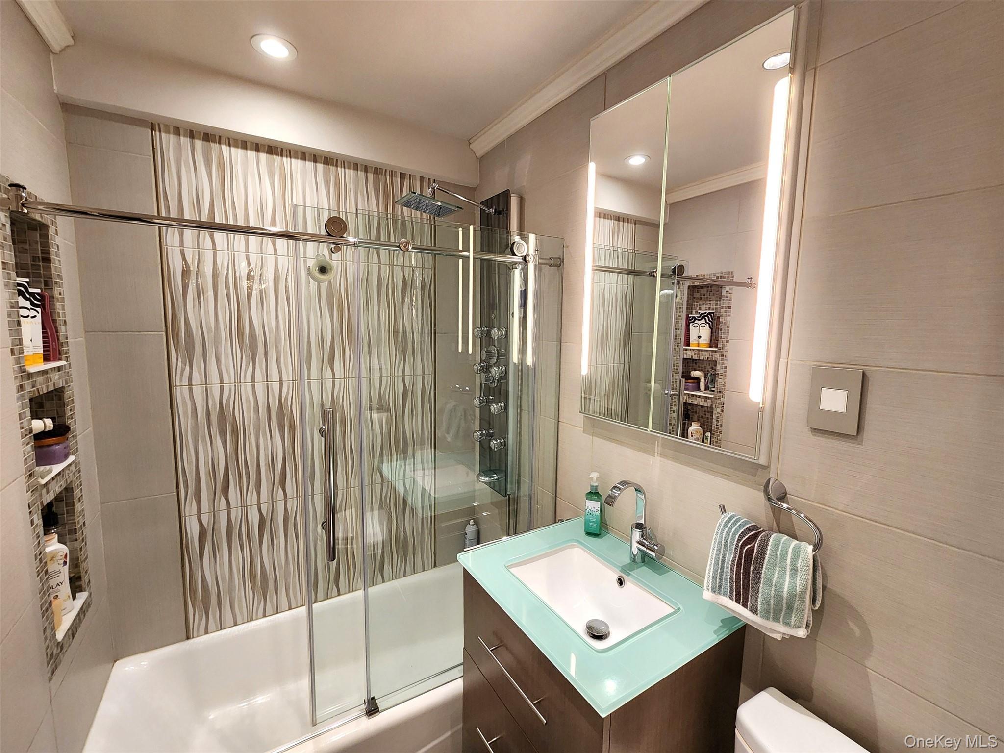 25 Park Place # 3R, Great Neck Plaza, NY 11021