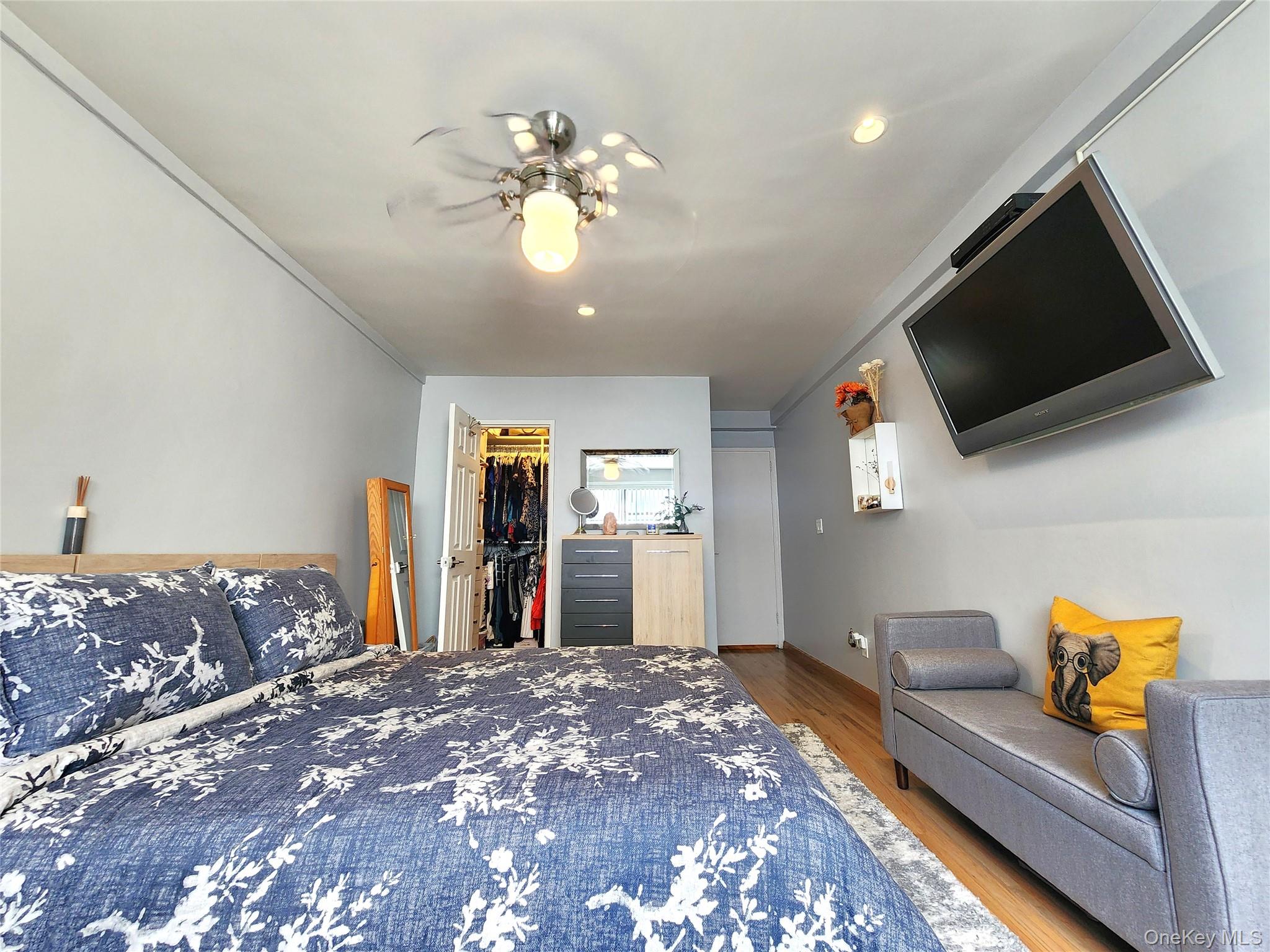 25 Park Place # 3R, Great Neck Plaza, NY 11021