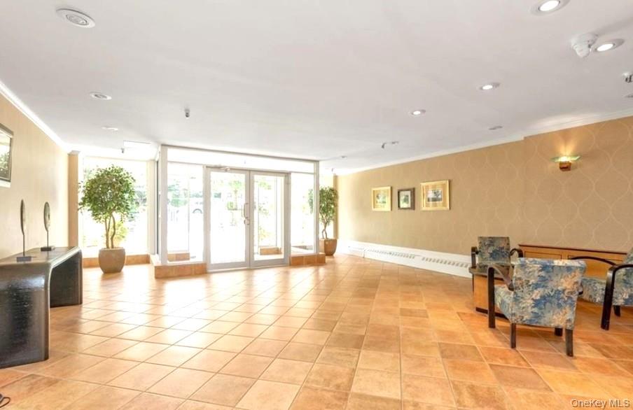 25 Park Place # 3R, Great Neck Plaza, NY 11021