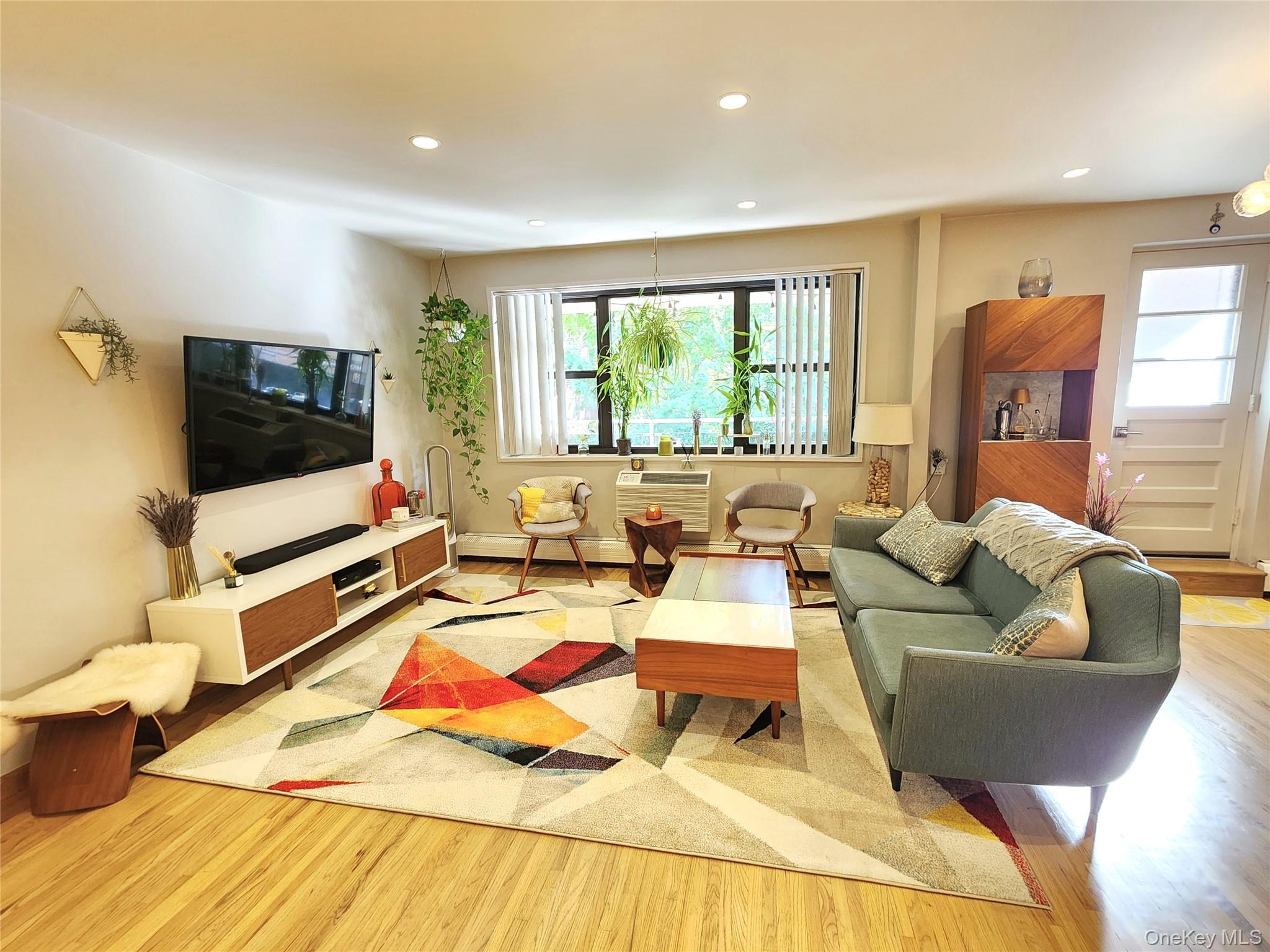 25 Park Place # 3R, Great Neck Plaza, NY 11021