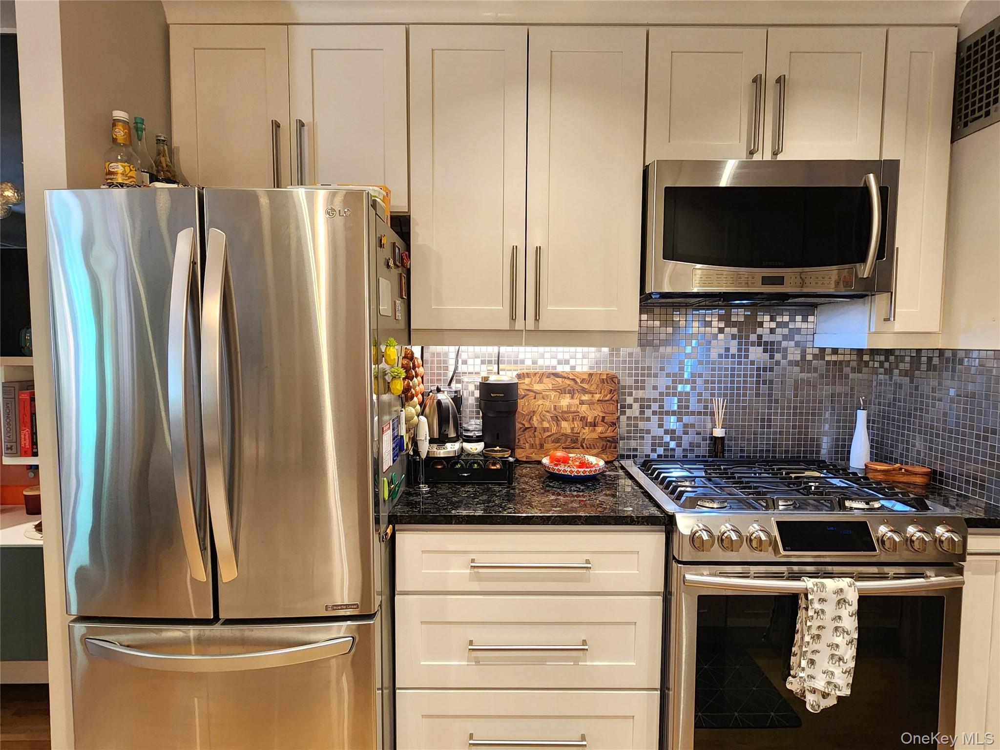 25 Park Place # 3R, Great Neck Plaza, NY 11021