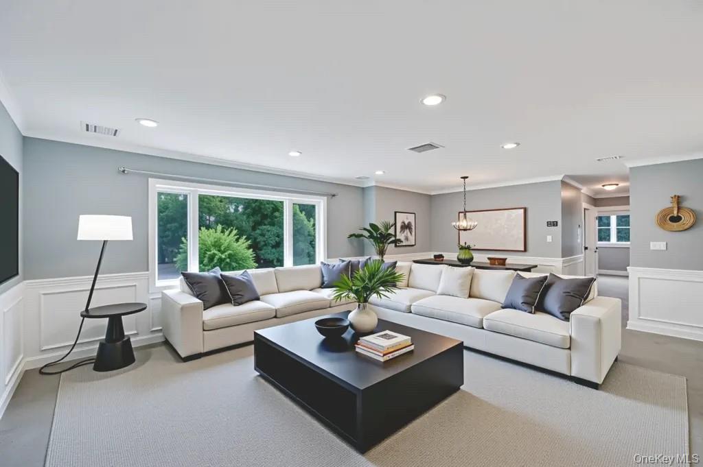 10 Evelyn Drive, Bethpage, NY 11714