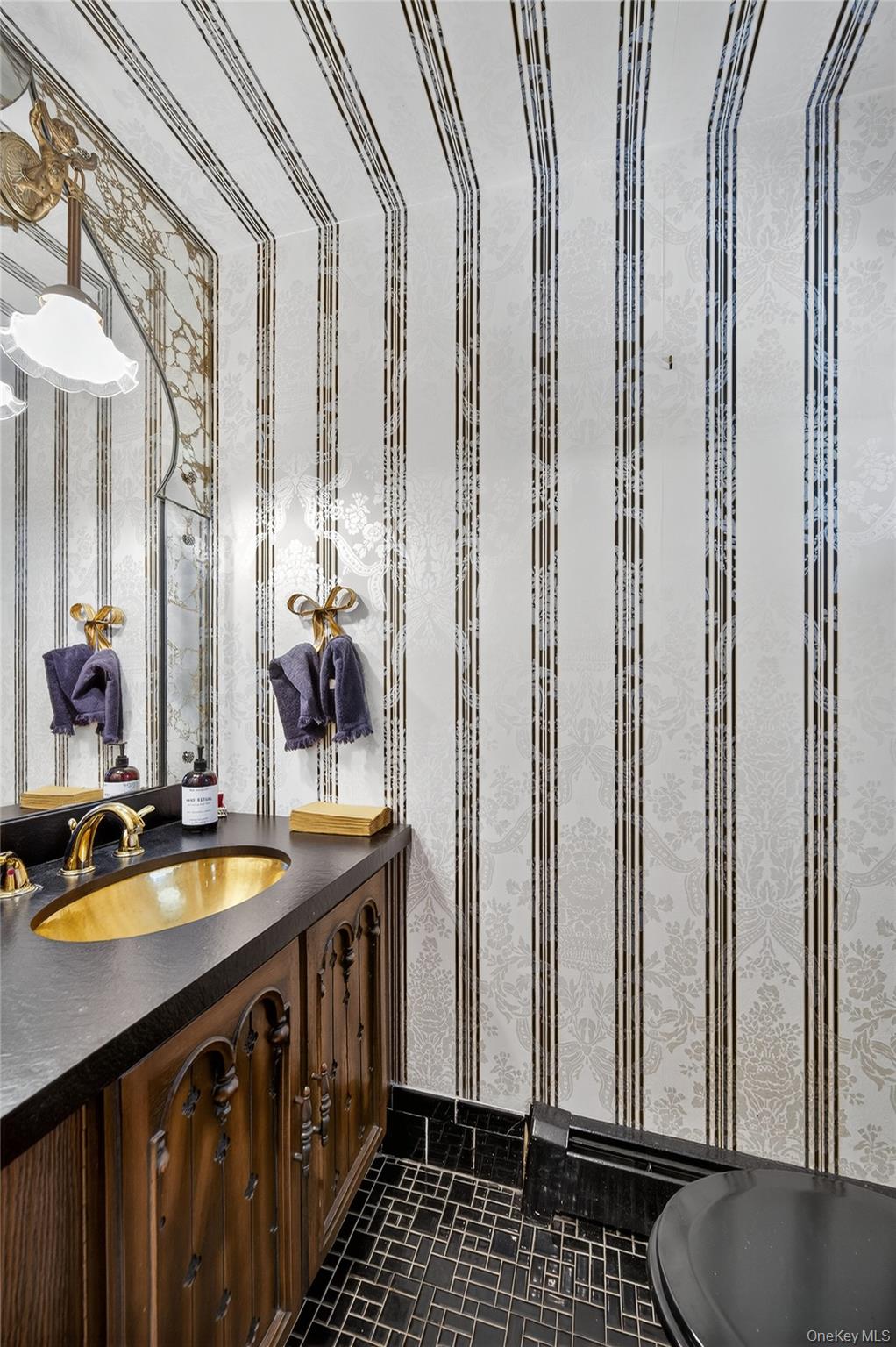 73 Reed Drive, Roslyn, NY 11576