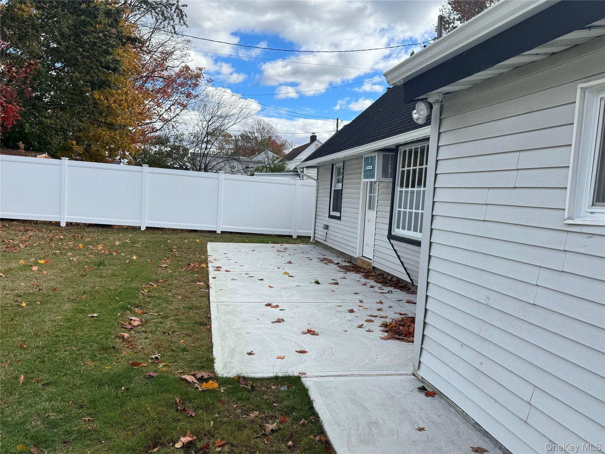 27 Gleaner Lane, Levittown, NY 11756