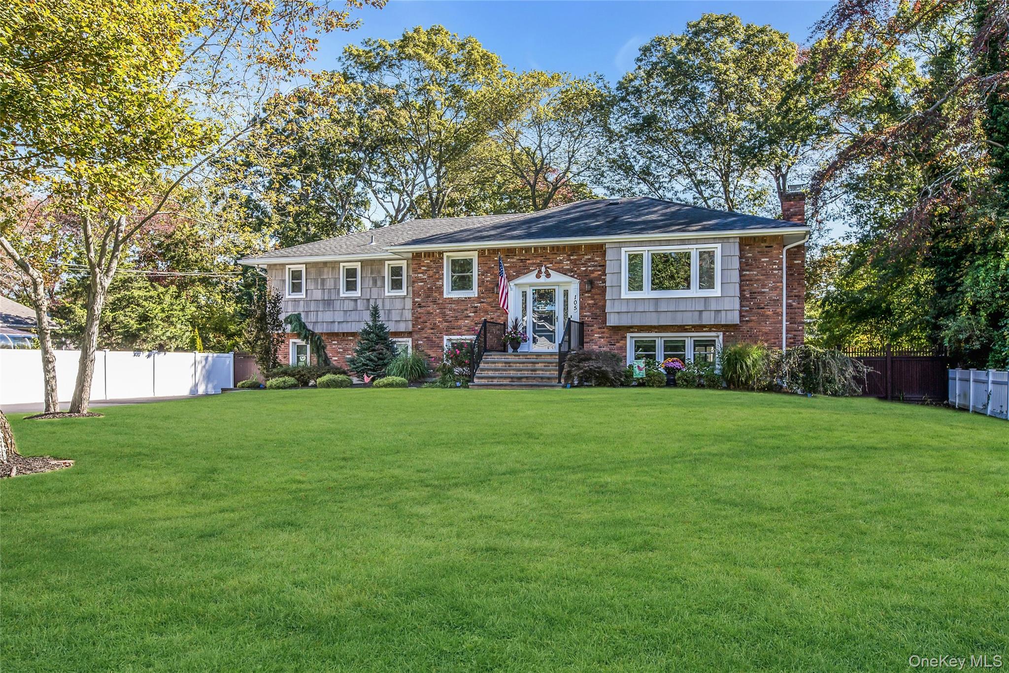 105 Edgewood Ave, Oakdale, NY 11769