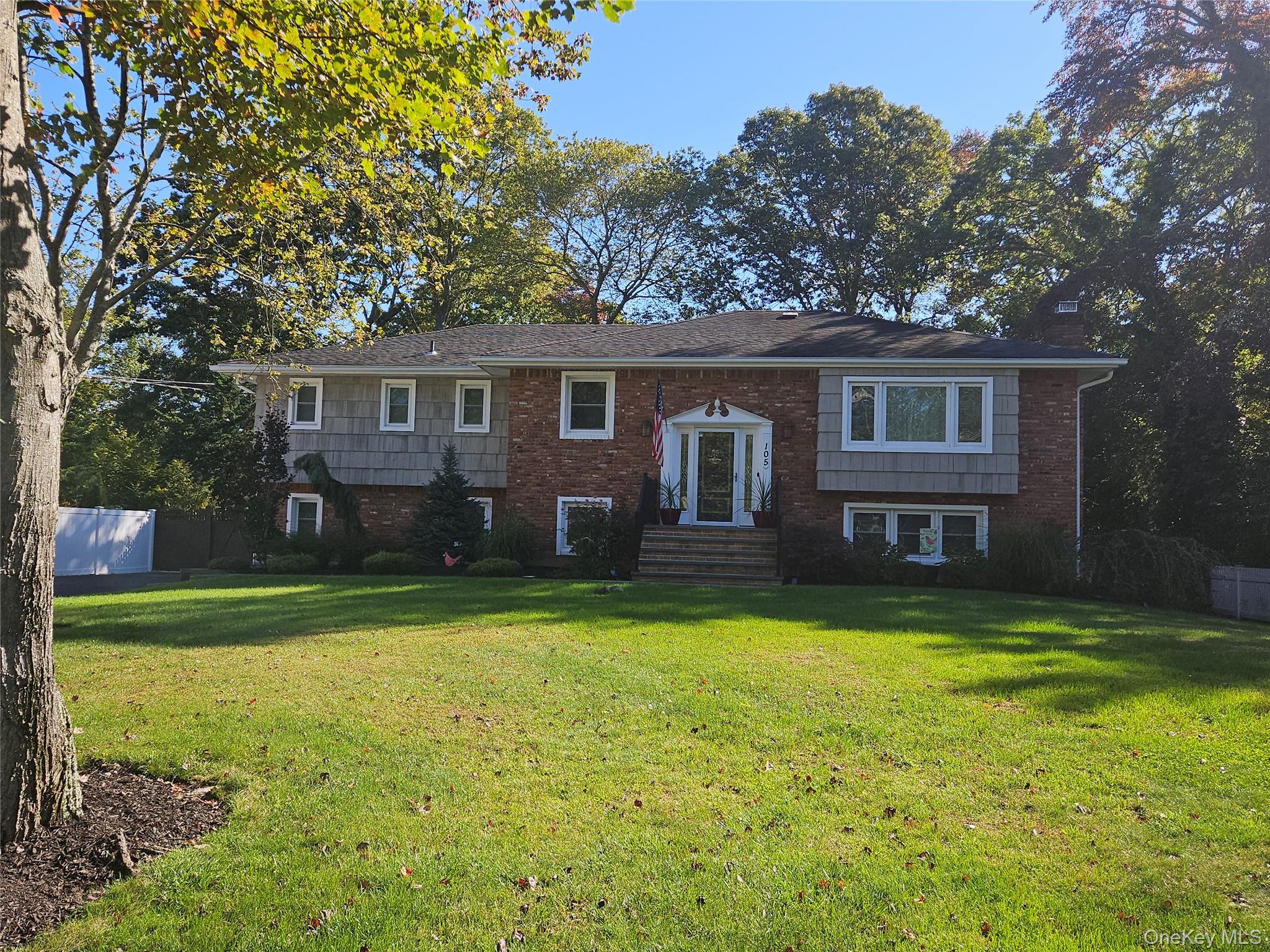 105 Edgewood Ave, Oakdale, NY 11769