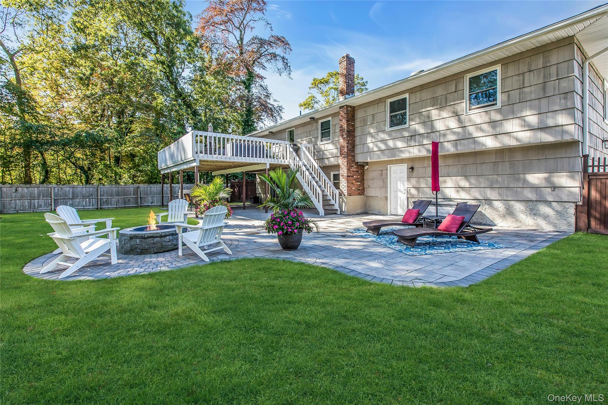 105 Edgewood Ave, Oakdale, NY 11769