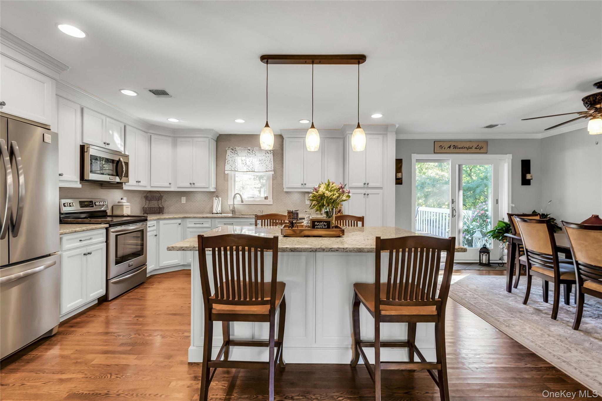 105 Edgewood Ave, Oakdale, NY 11769