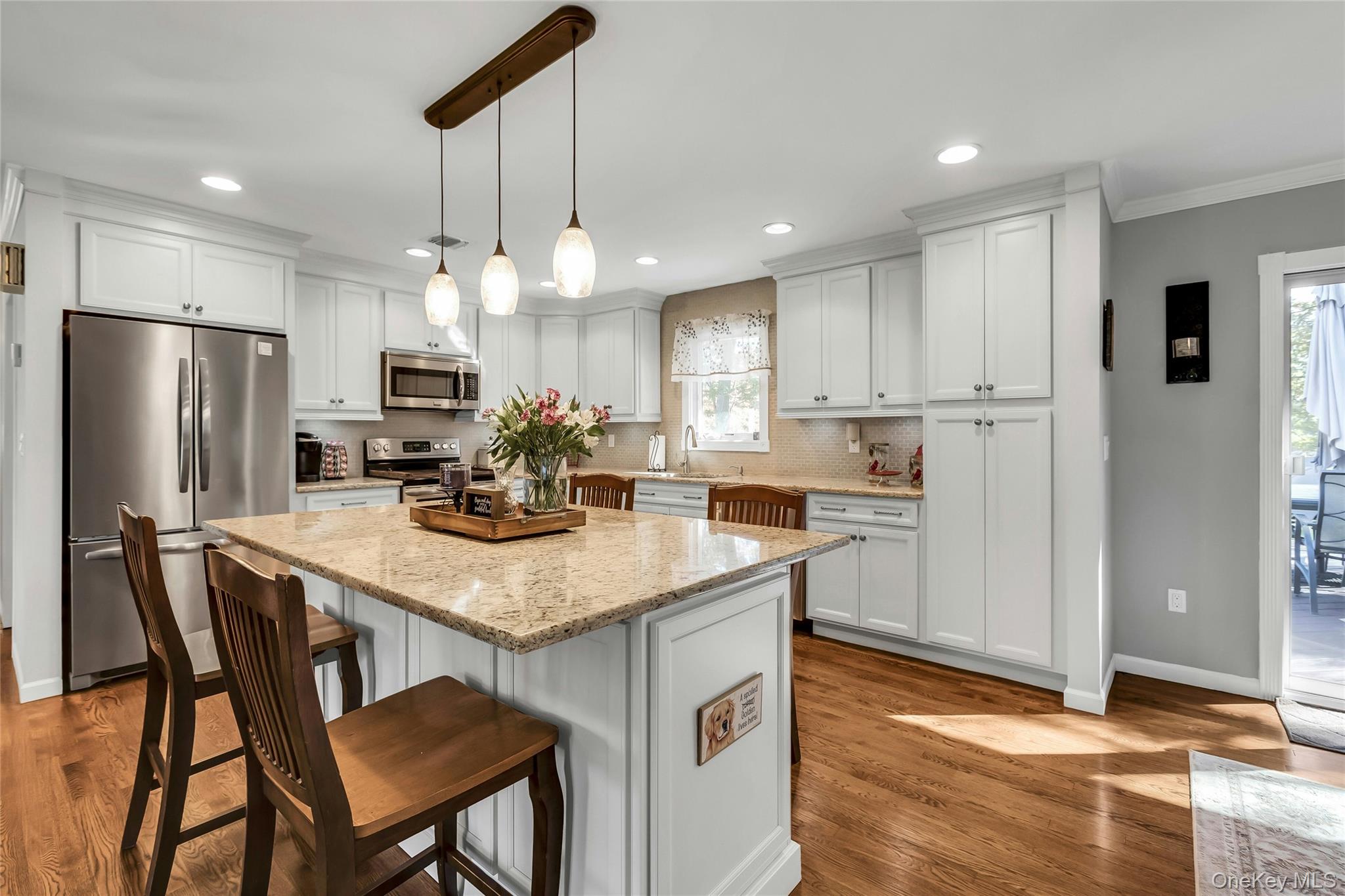 105 Edgewood Ave, Oakdale, NY 11769