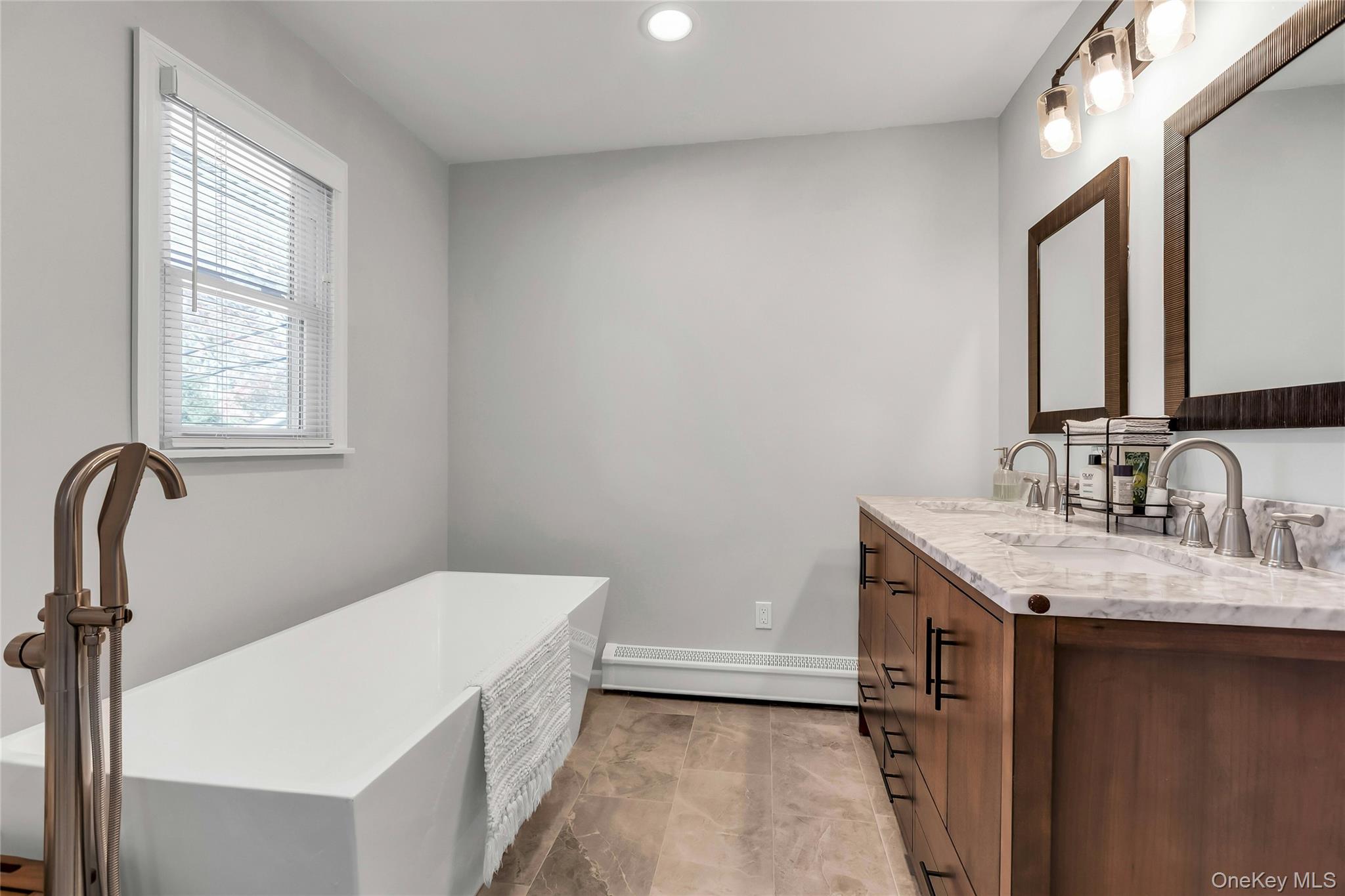 105 Edgewood Ave, Oakdale, NY 11769