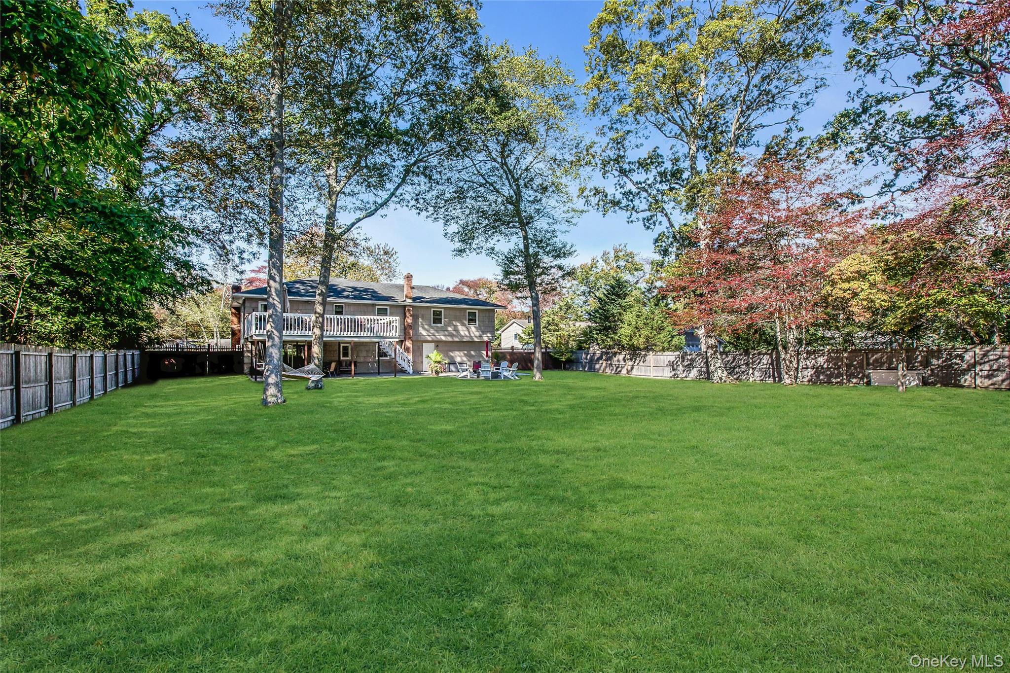 105 Edgewood Ave, Oakdale, NY 11769