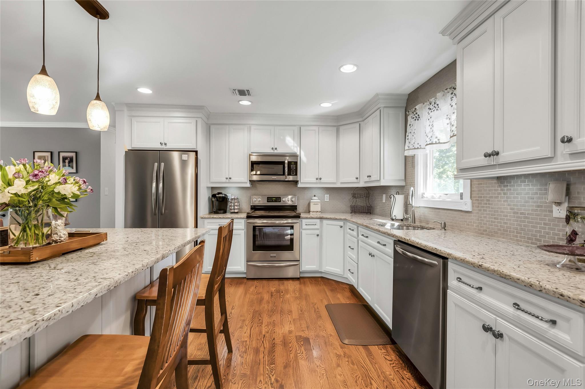 105 Edgewood Ave, Oakdale, NY 11769