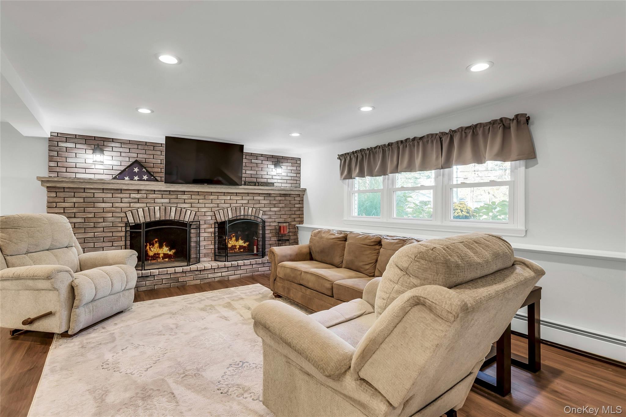 105 Edgewood Ave, Oakdale, NY 11769