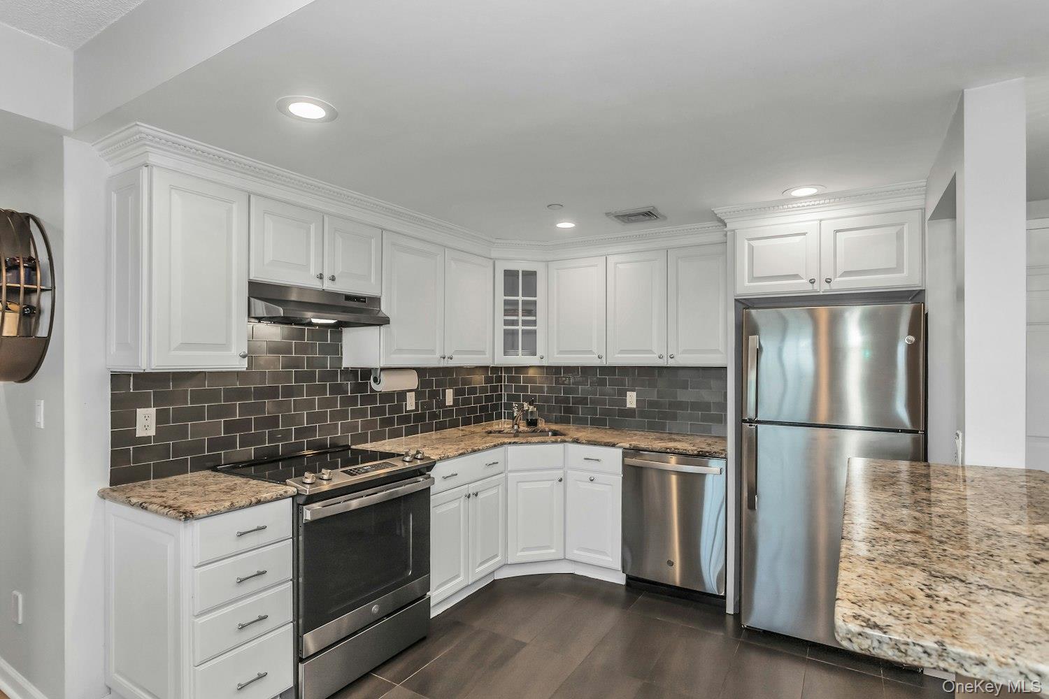 242 MAPLE Avenue # 513, Westbury, NY 11590