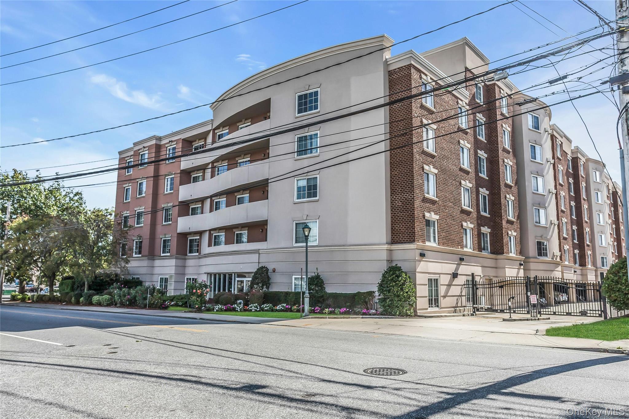 242 MAPLE Avenue # 513, Westbury, NY 11590