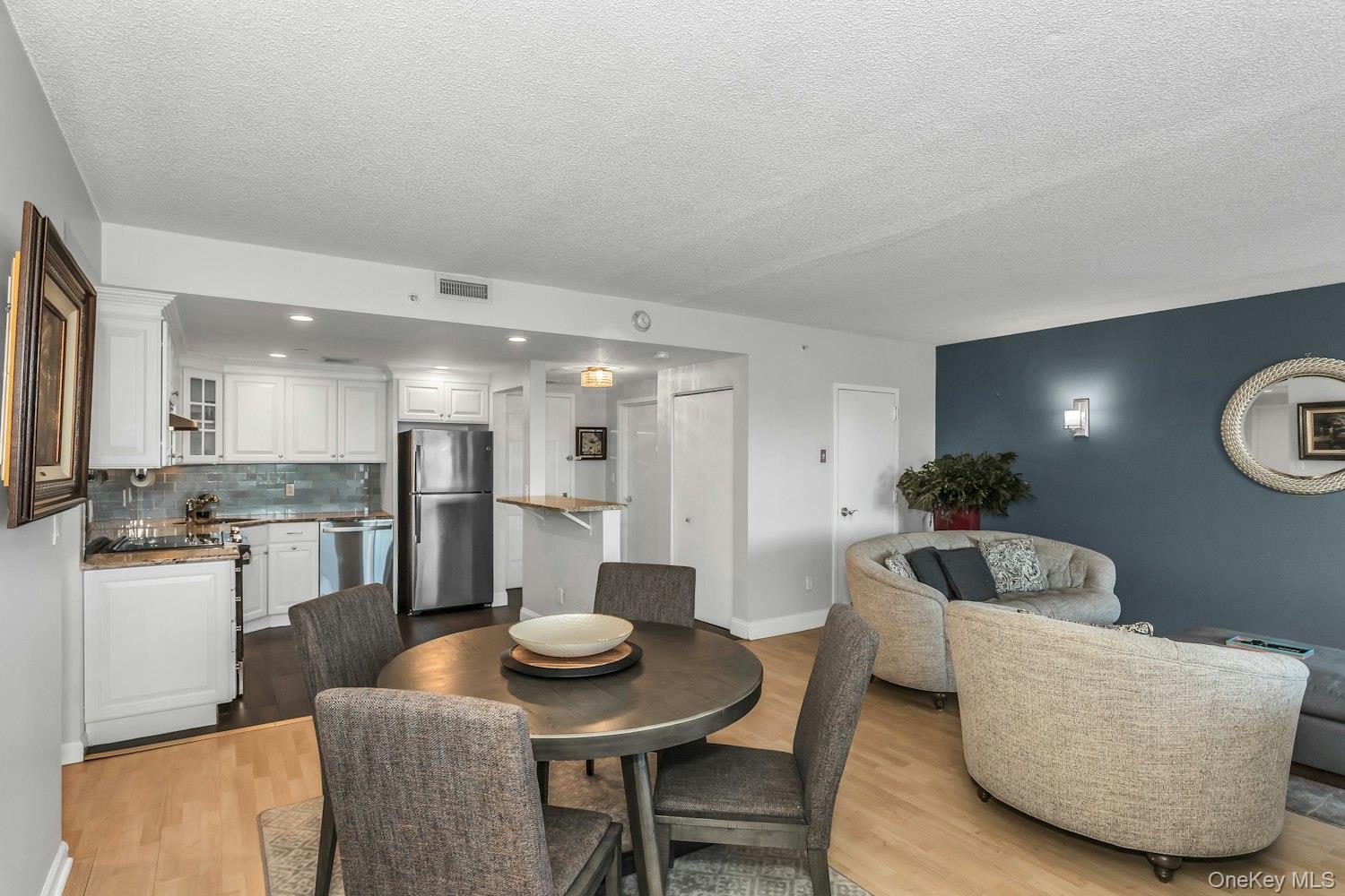 242 MAPLE Avenue # 513, Westbury, NY 11590