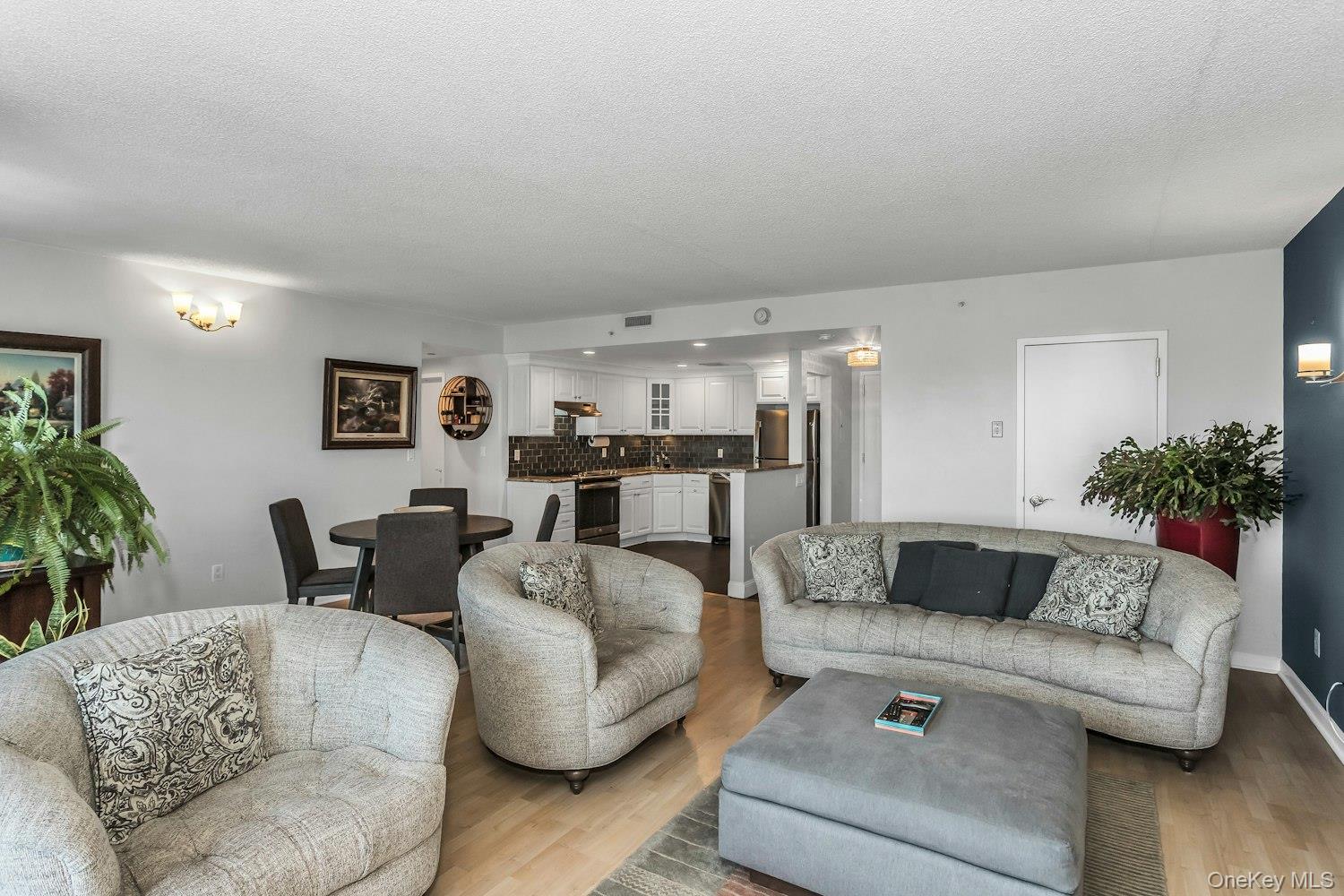 242 MAPLE Avenue # 513, Westbury, NY 11590