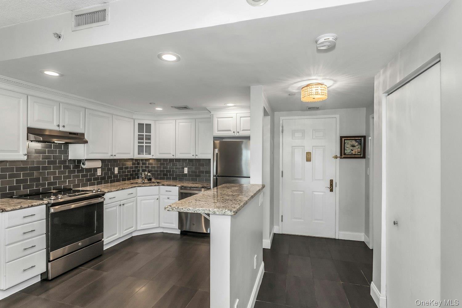 242 MAPLE Avenue # 513, Westbury, NY 11590