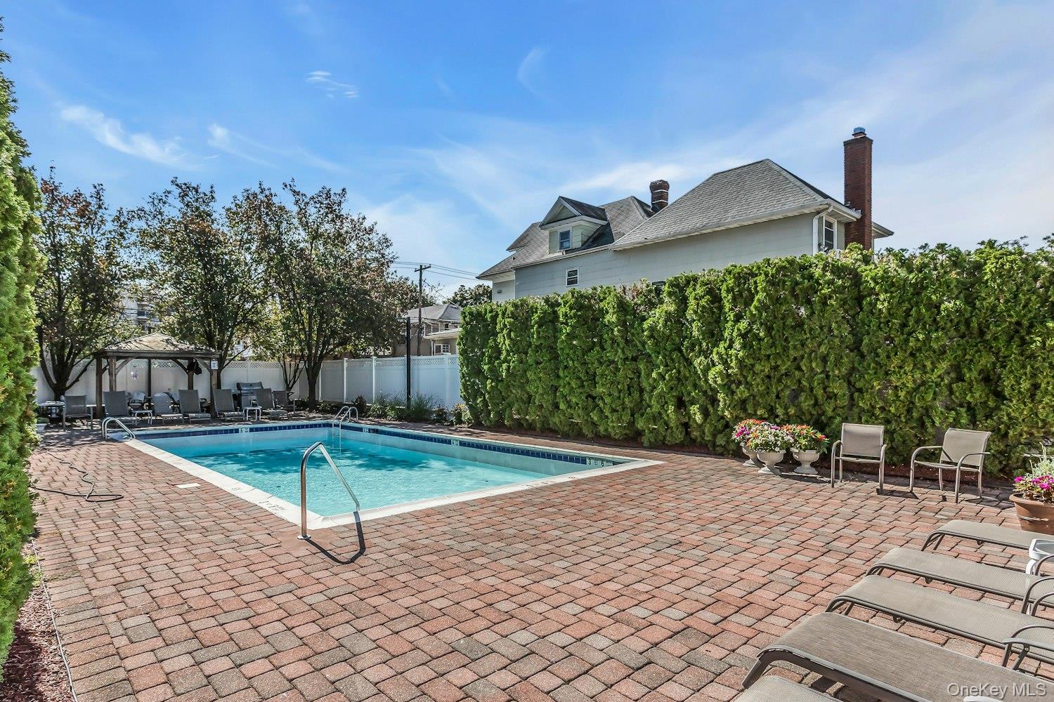 242 MAPLE Avenue # 513, Westbury, NY 11590