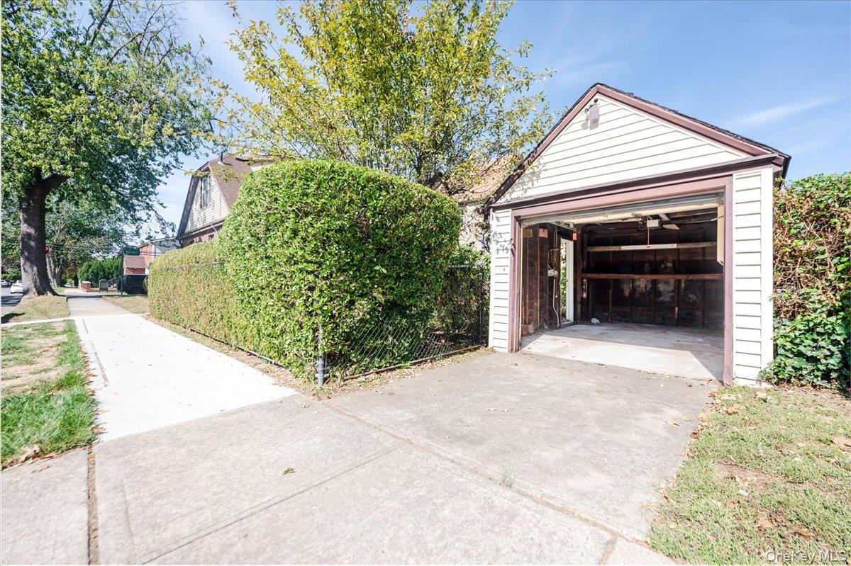 27-19 Murray Street, Flushing, NY 11354