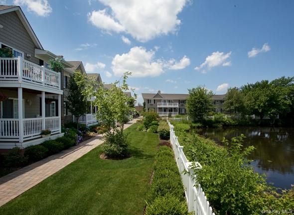 8 Willowbrook Avenue # 8D, Bay Shore, NY 11706