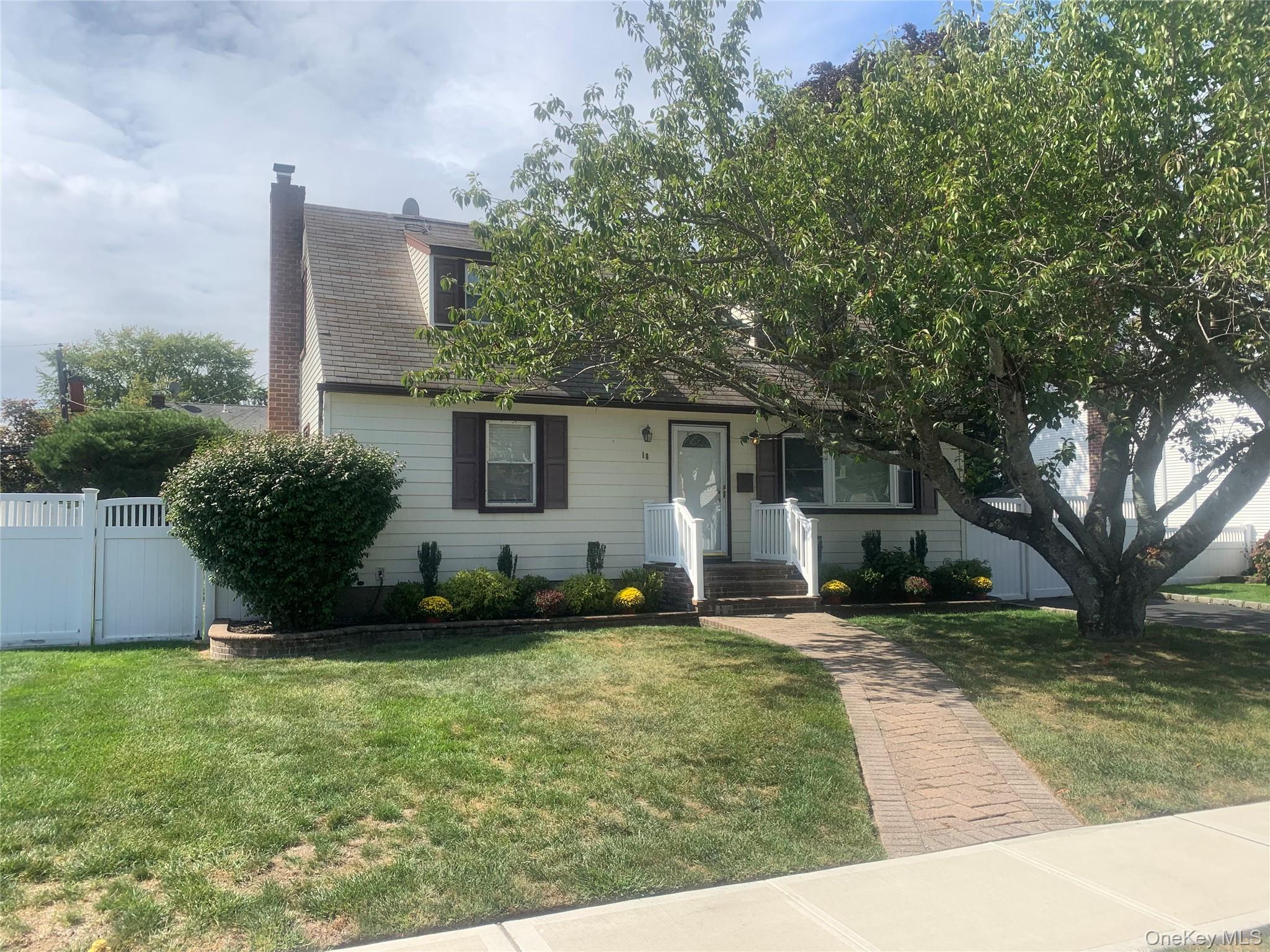 18 Hitchcock Lane, Farmingdale, NY 11735