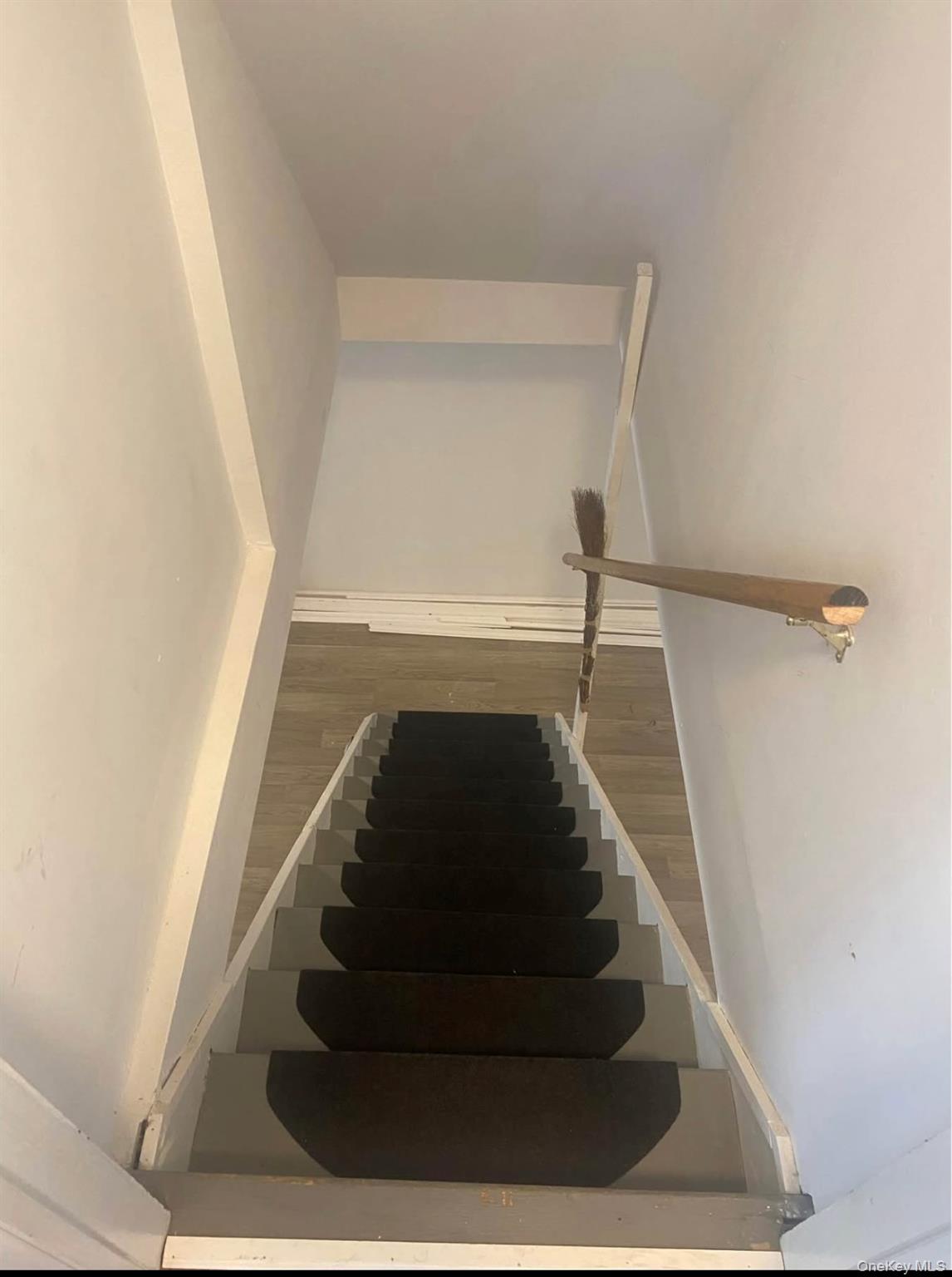 211 Mineola Avenue, Carle Place, NY 11514