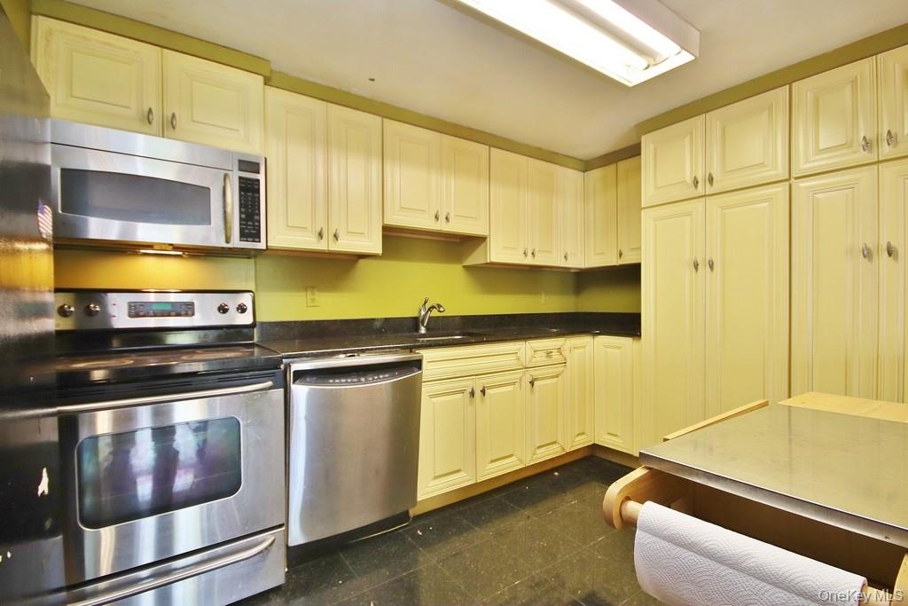 15 Stewart Place # 1R, White Plains, NY 10603