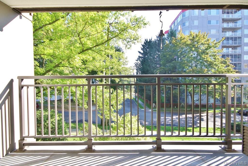 15 Stewart Place # 1R, White Plains, NY 10603