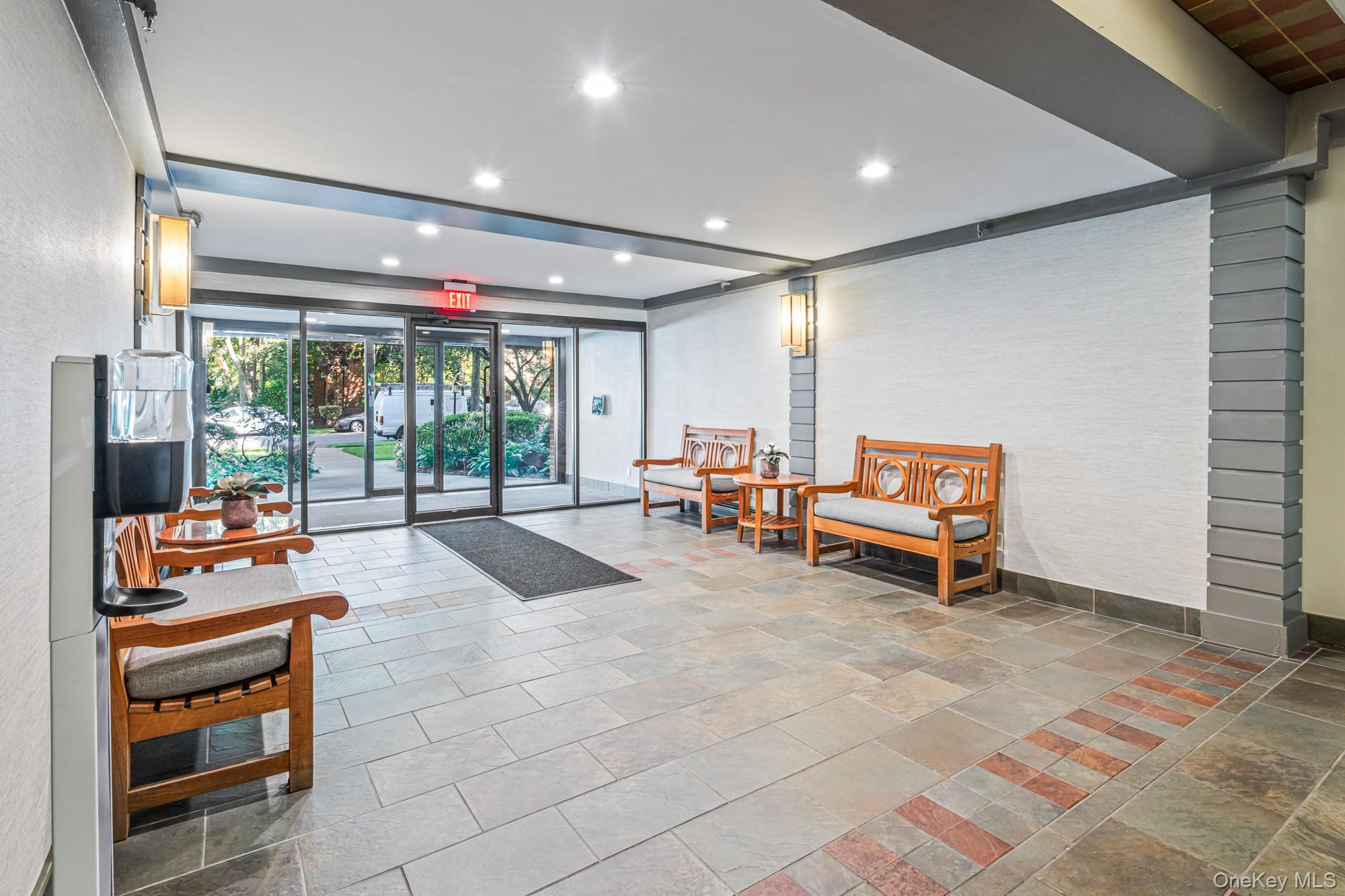 40 Schenck Avenue # 1L, Great Neck, NY 11021