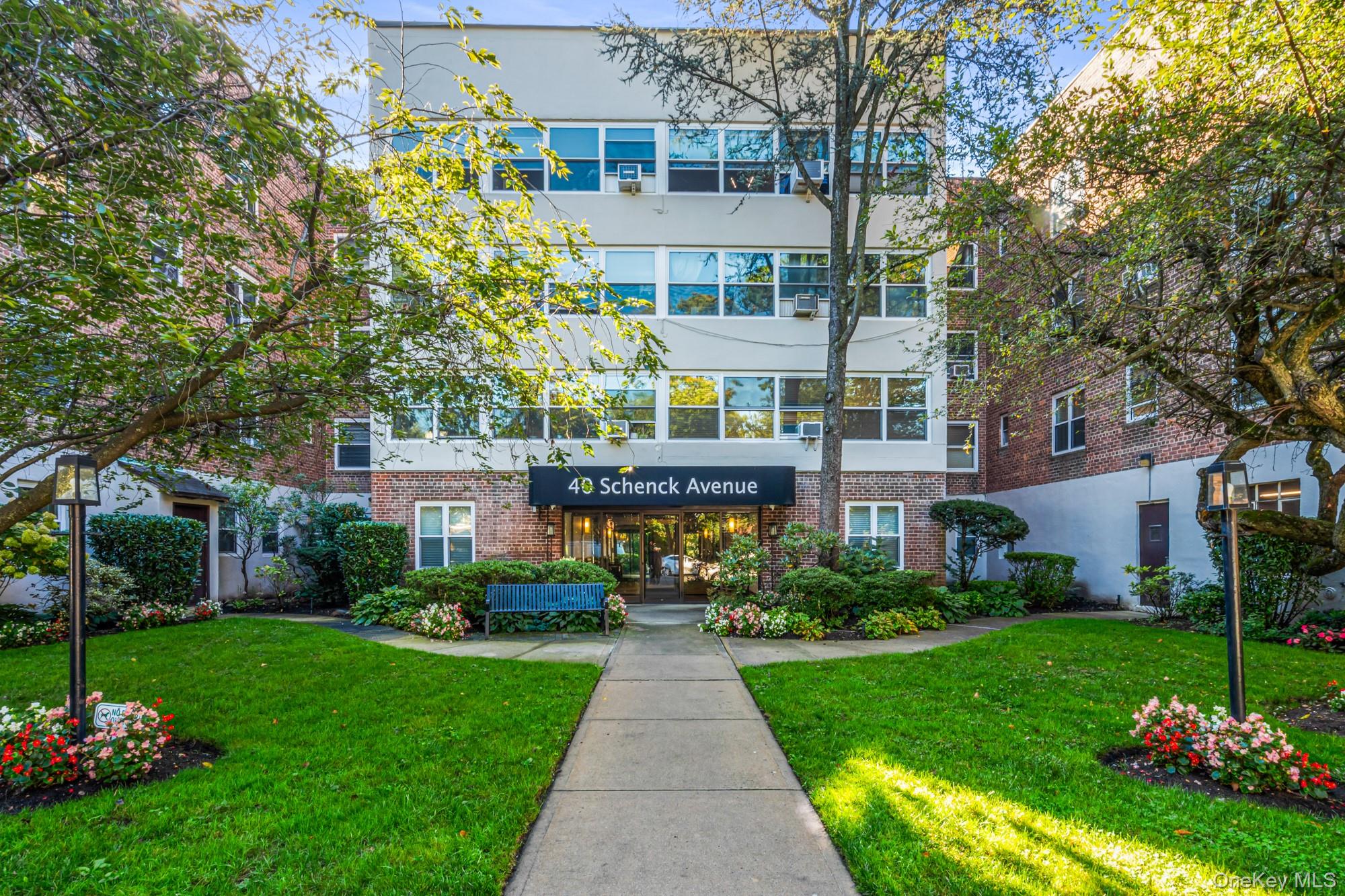 40 Schenck Avenue # 1L, Great Neck, NY 11021