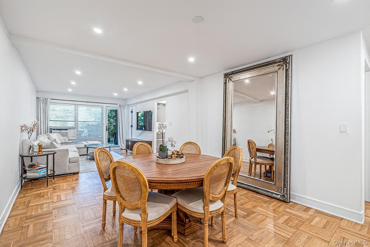 40 Schenck Avenue # 1L, Great Neck, NY 11021