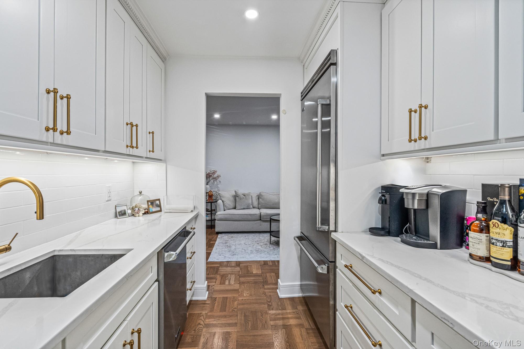 40 Schenck Avenue # 1L, Great Neck, NY 11021