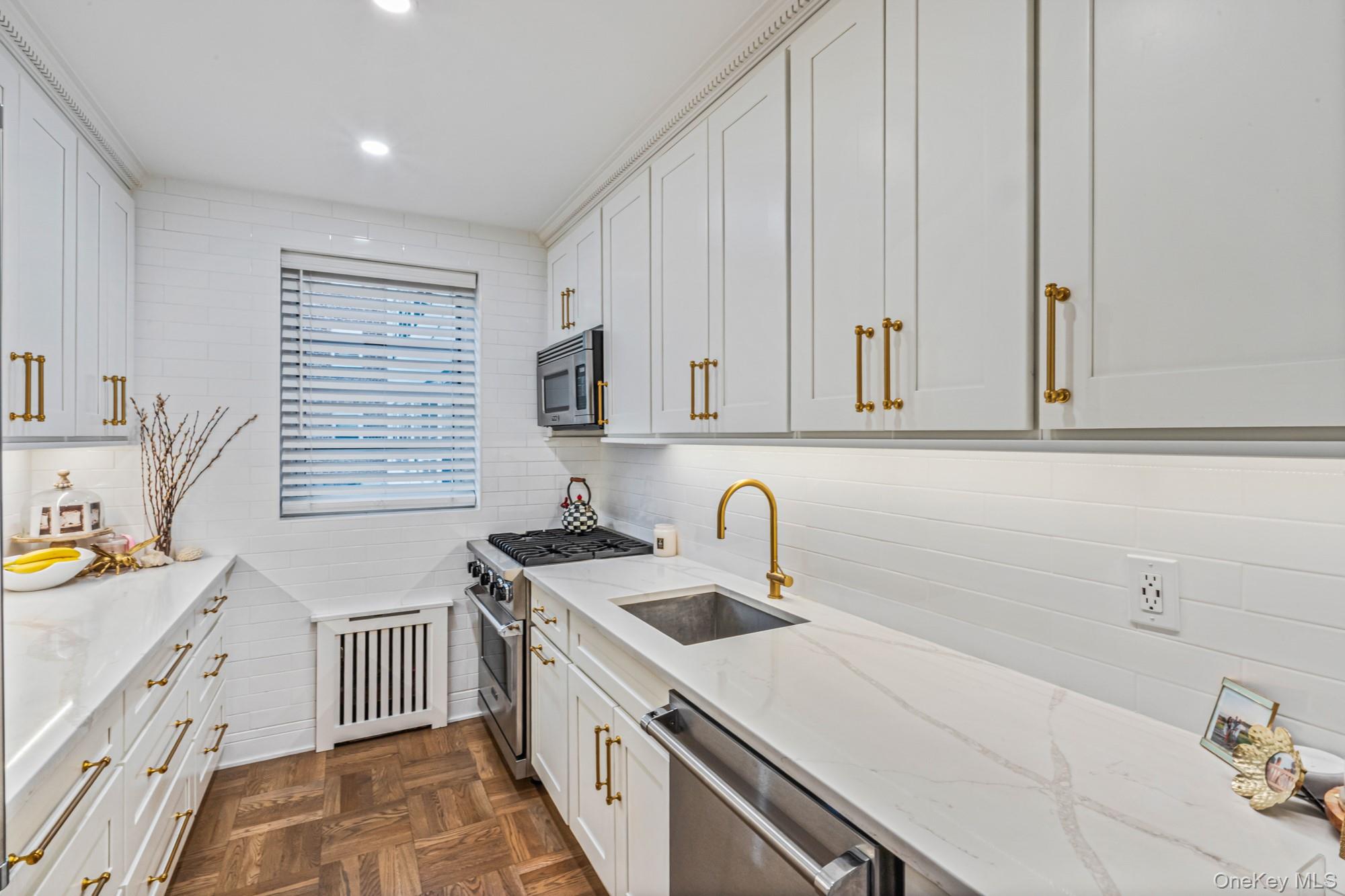 40 Schenck Avenue # 1L, Great Neck, NY 11021