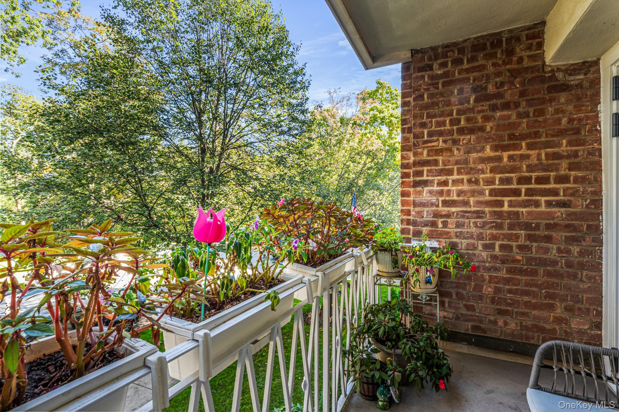 40 Schenck Avenue # 1L, Great Neck, NY 11021