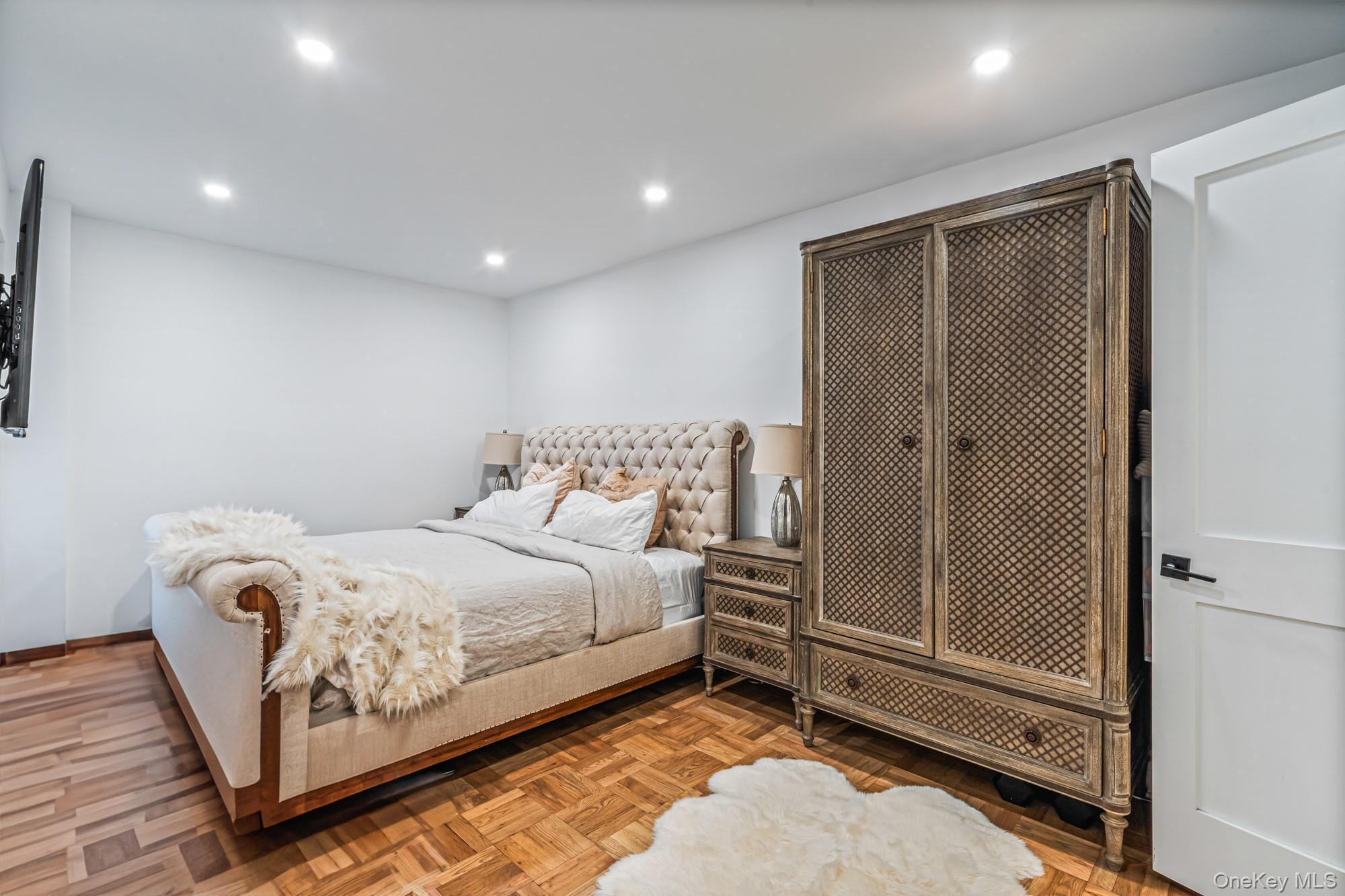 40 Schenck Avenue # 1L, Great Neck, NY 11021