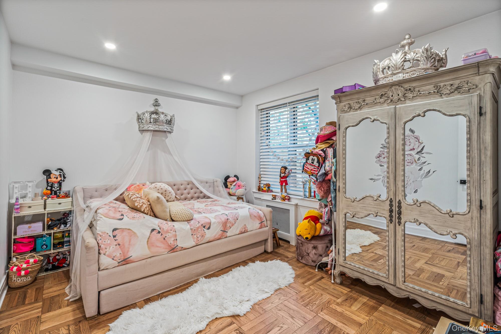 40 Schenck Avenue # 1L, Great Neck, NY 11021