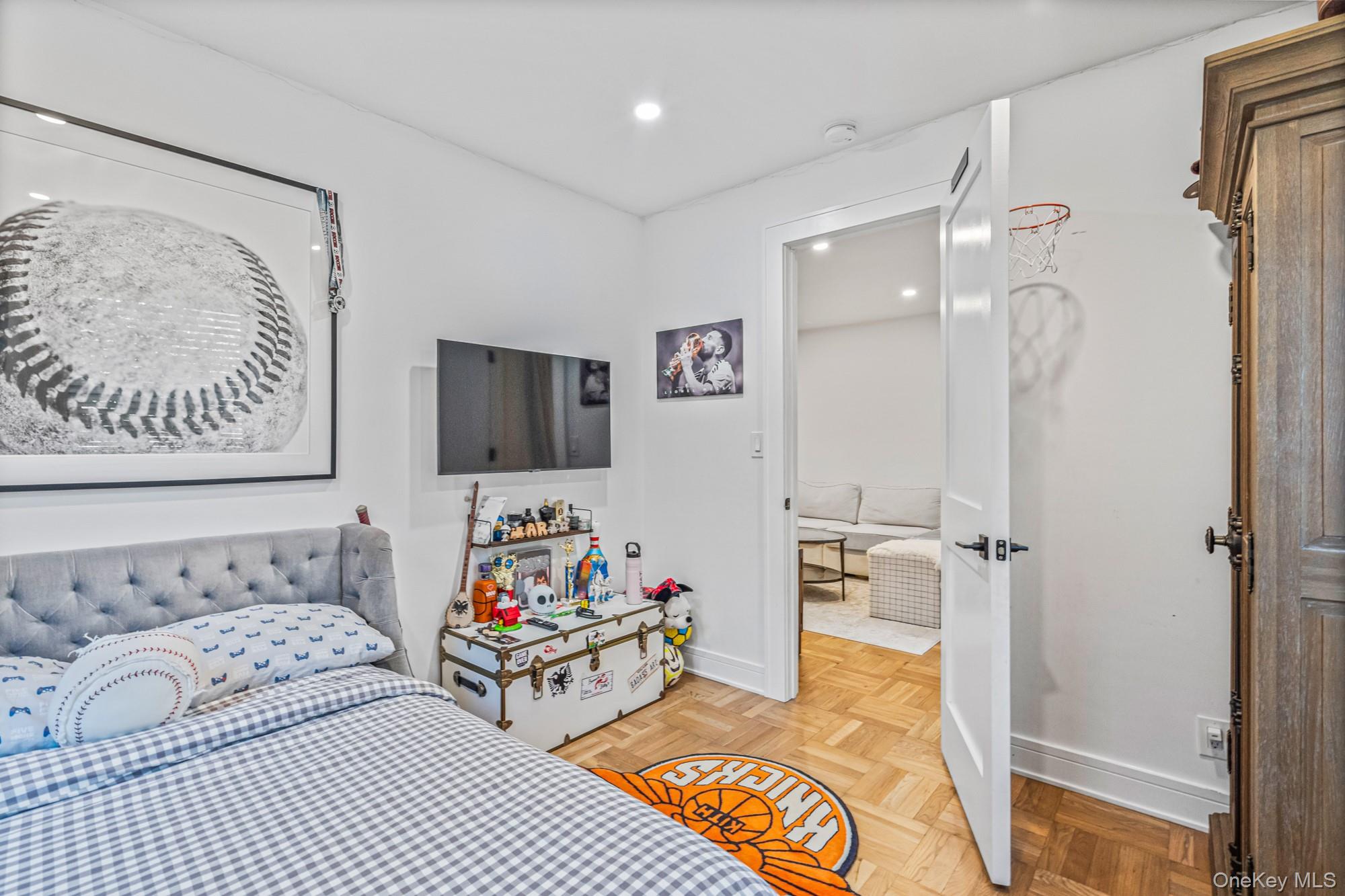 40 Schenck Avenue # 1L, Great Neck, NY 11021