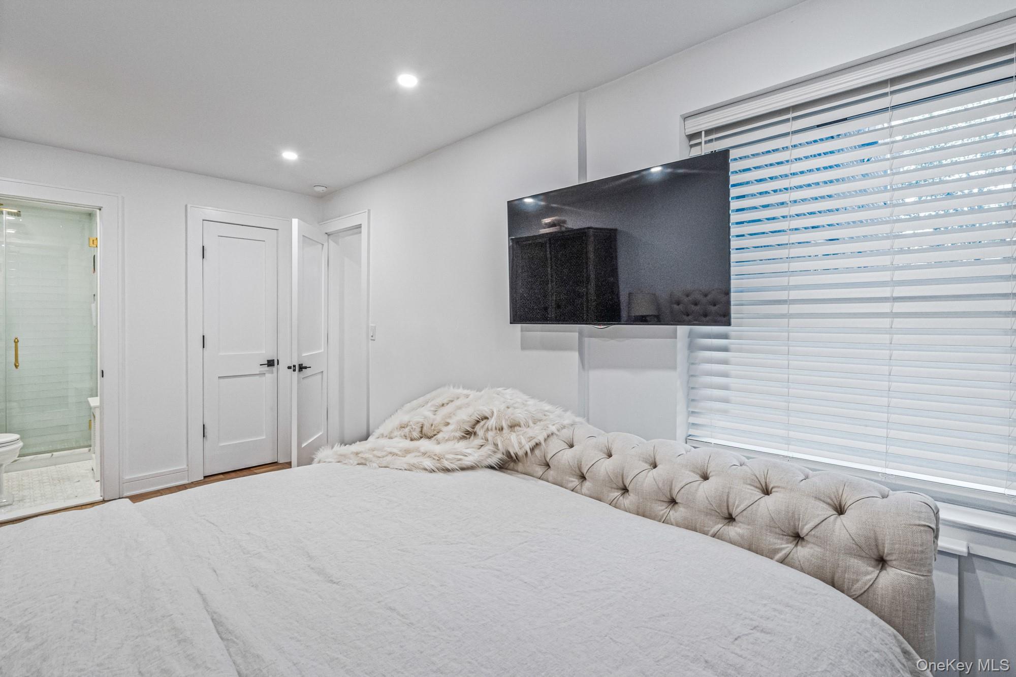 40 Schenck Avenue # 1L, Great Neck, NY 11021