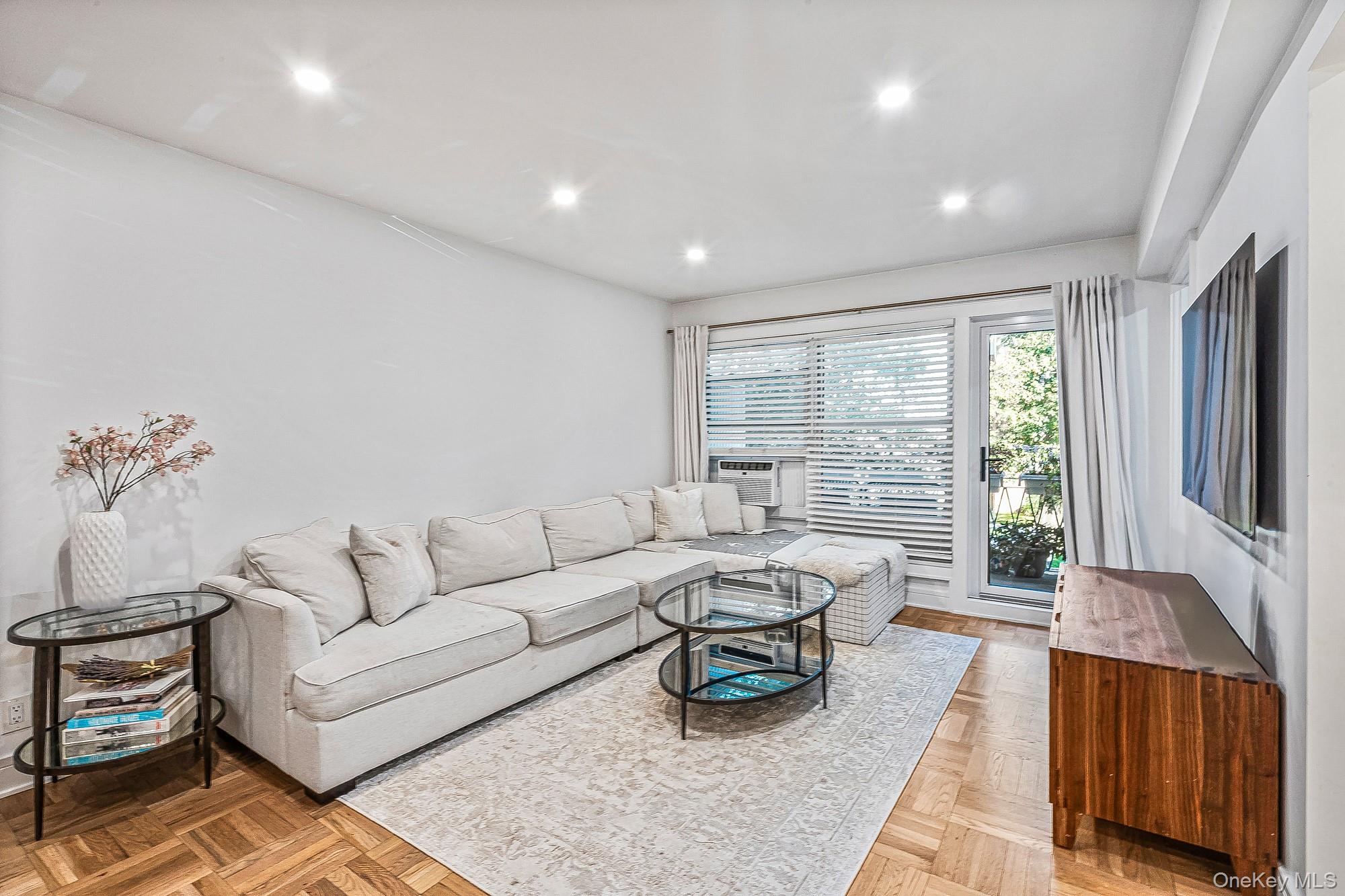 40 Schenck Avenue # 1L, Great Neck, NY 11021